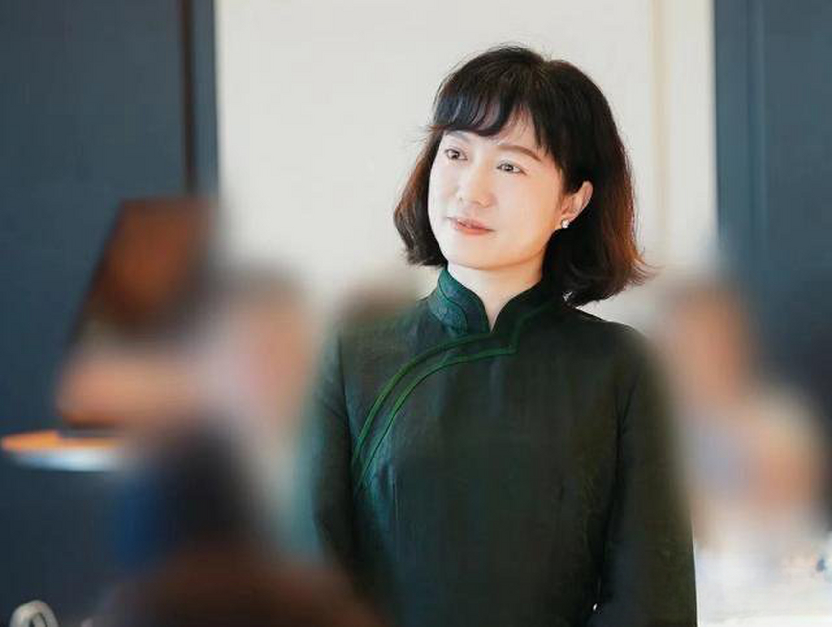 杨振宁妻子翁帆出席活动,47岁的翁帆穿着一件深色旗袍,面对镜头自然