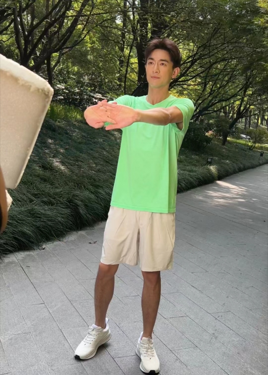 林更新在公园小道上做热身运动,腿那么细,个子还高,他的外形现在年轻