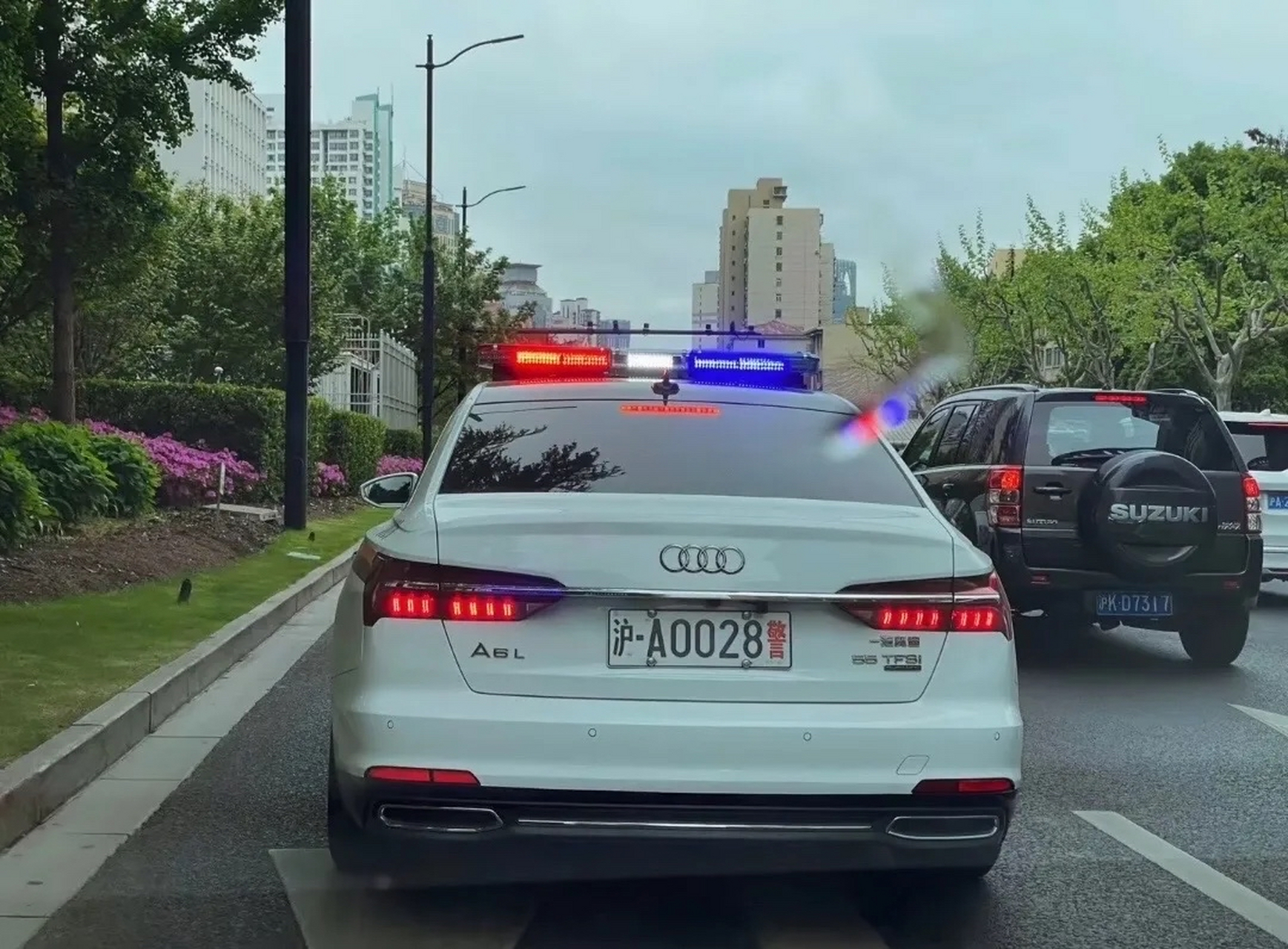 奥迪a6警车 上海奥迪警车全是a6l 55tfsl  顶配,遇见了还是老老实实的