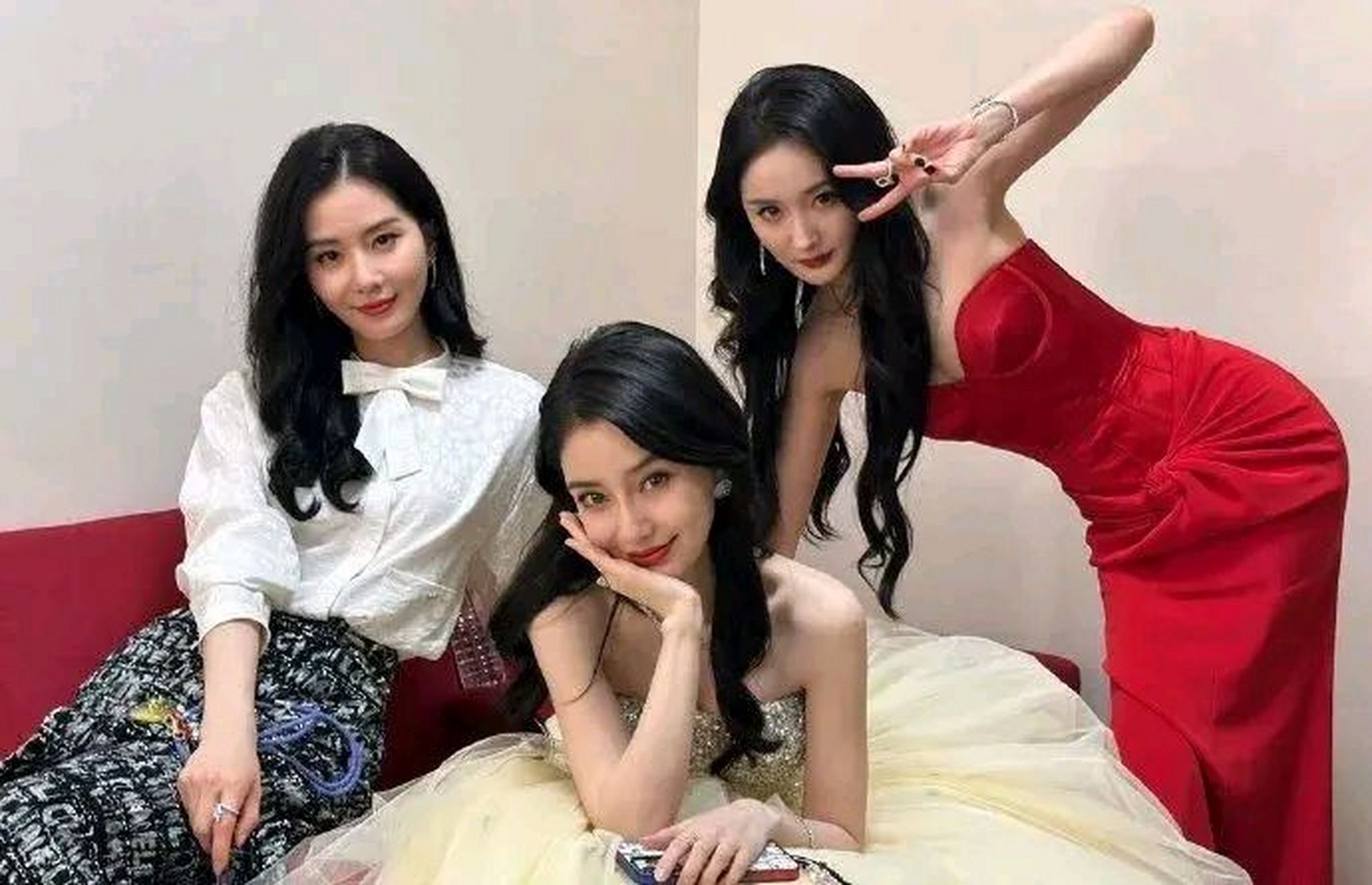 杨幂baby杨颖合照为什么让baby在前面,是因为脸最小吗?