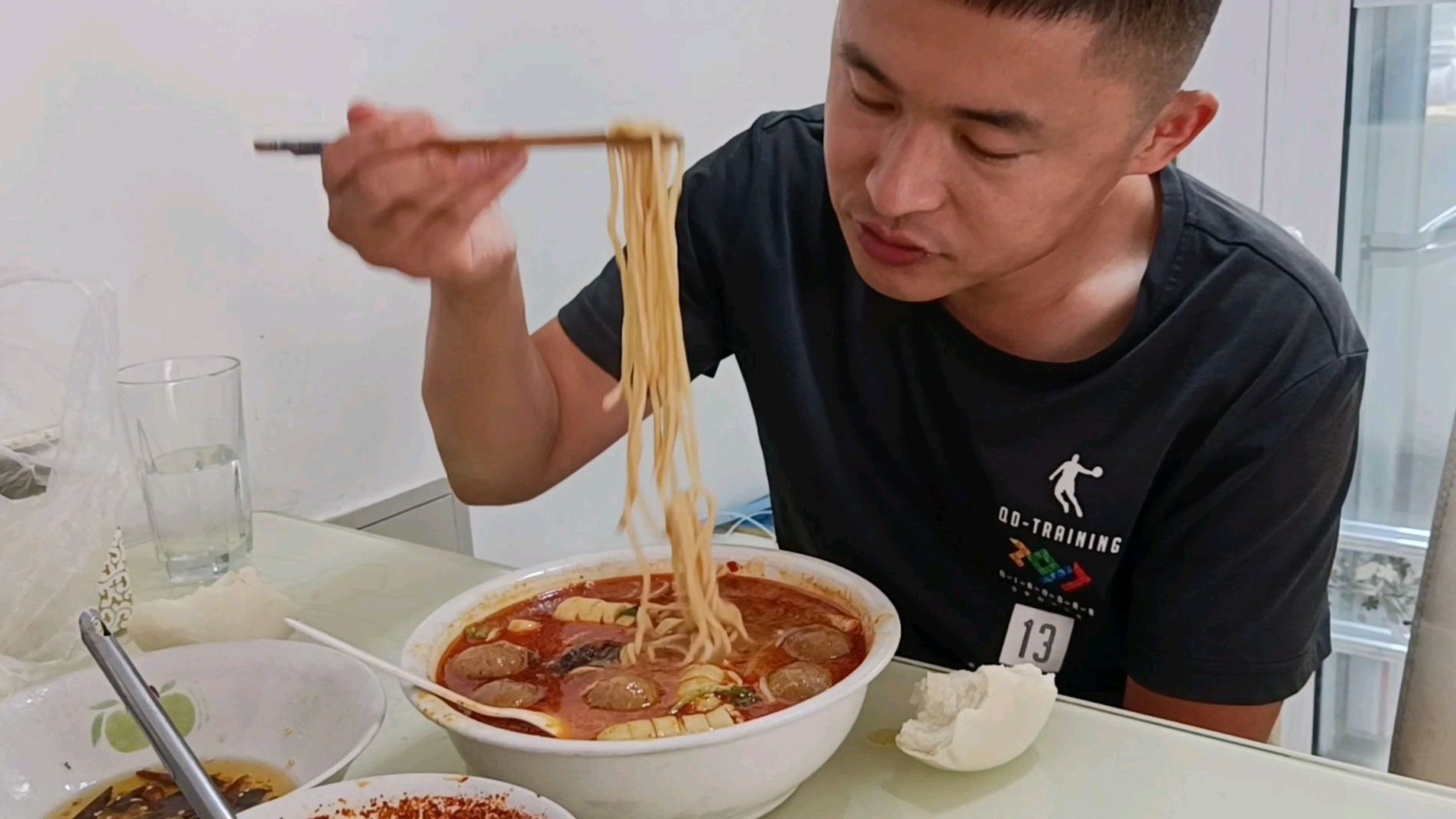河北回族人,自己在家做麻辣烫,加上这种调料,才能吃过瘾
