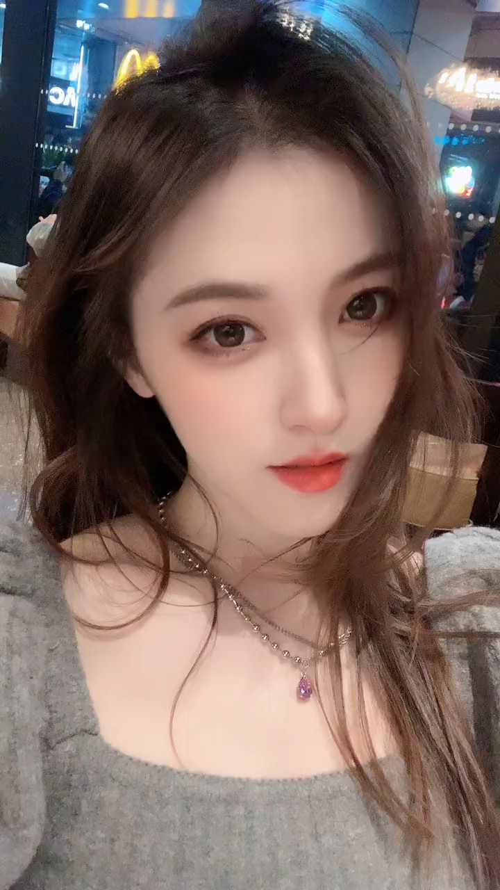 好美的女孩水灵灵的大眼睛真迷人