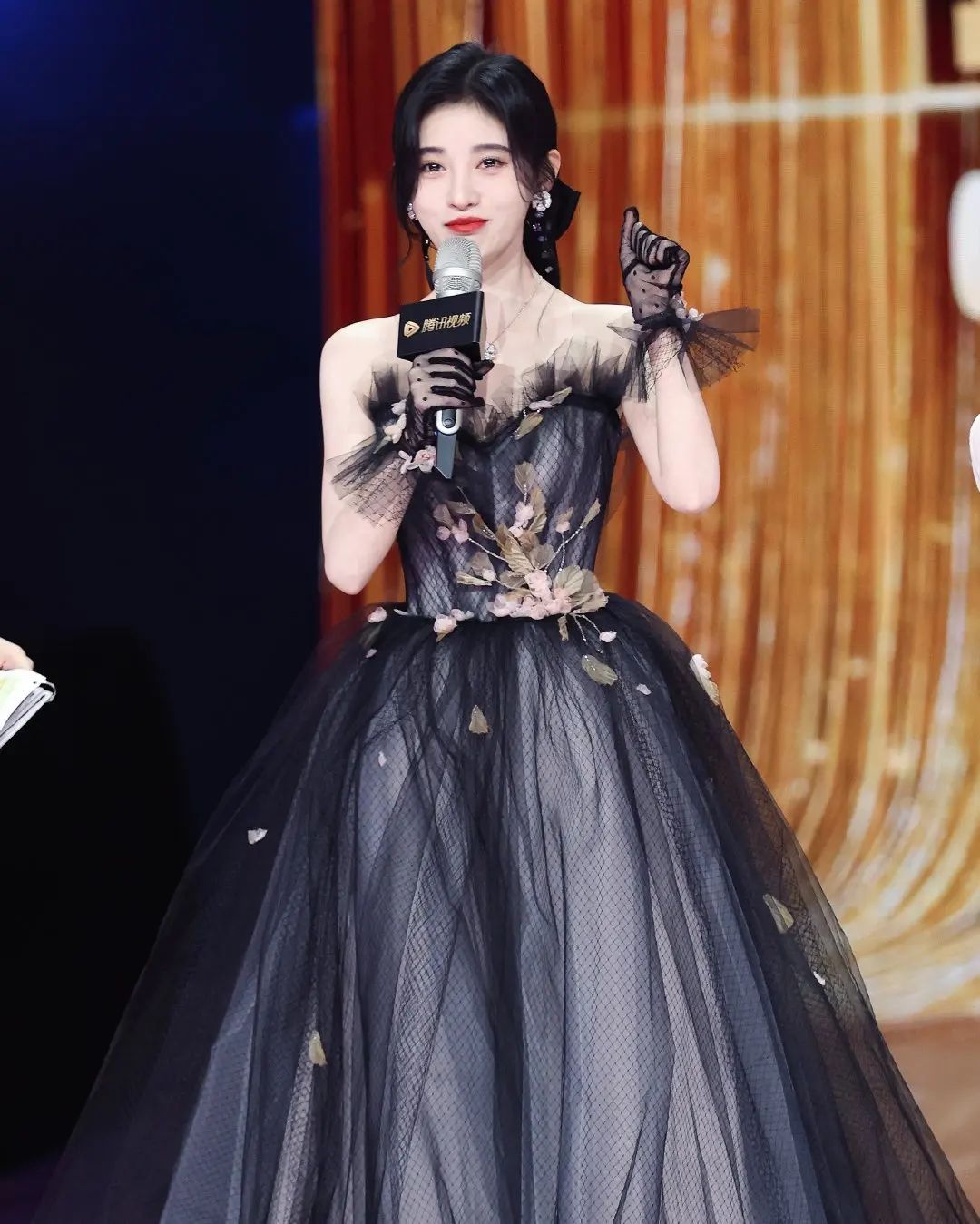 穿黑纱礼服的鞠婧祎