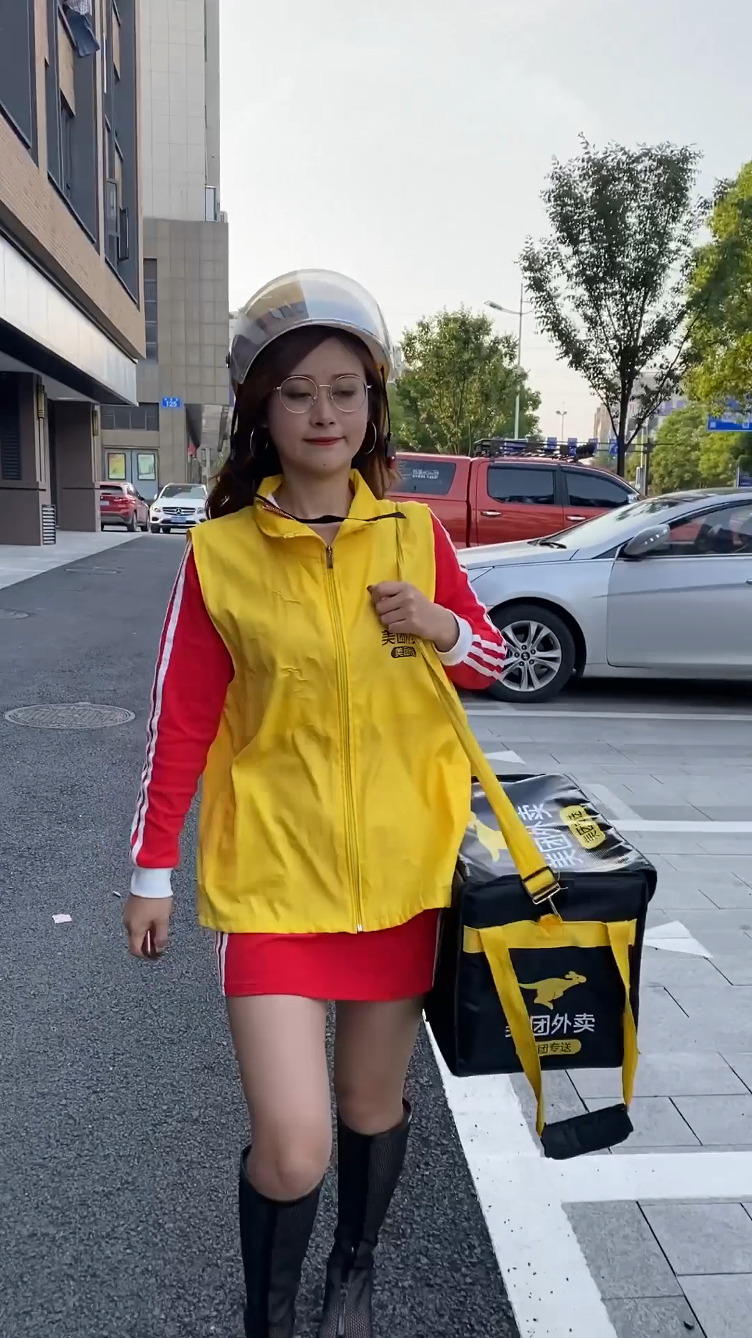 这位美团小姐姐是不是家里有矿啊