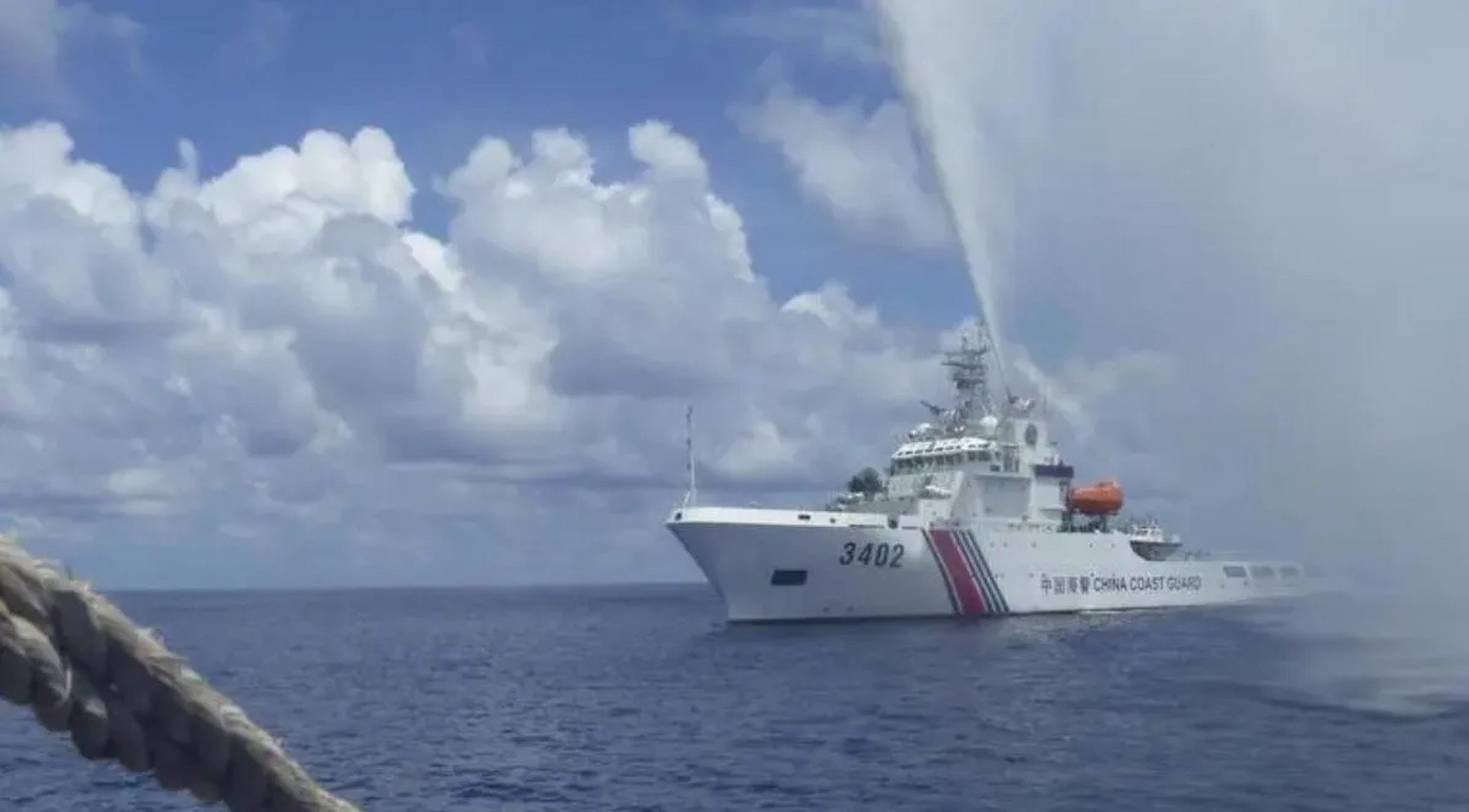 最近发生中菲南海事件,菲律宾的马德雷山号船尽管得到了补给,但不是由