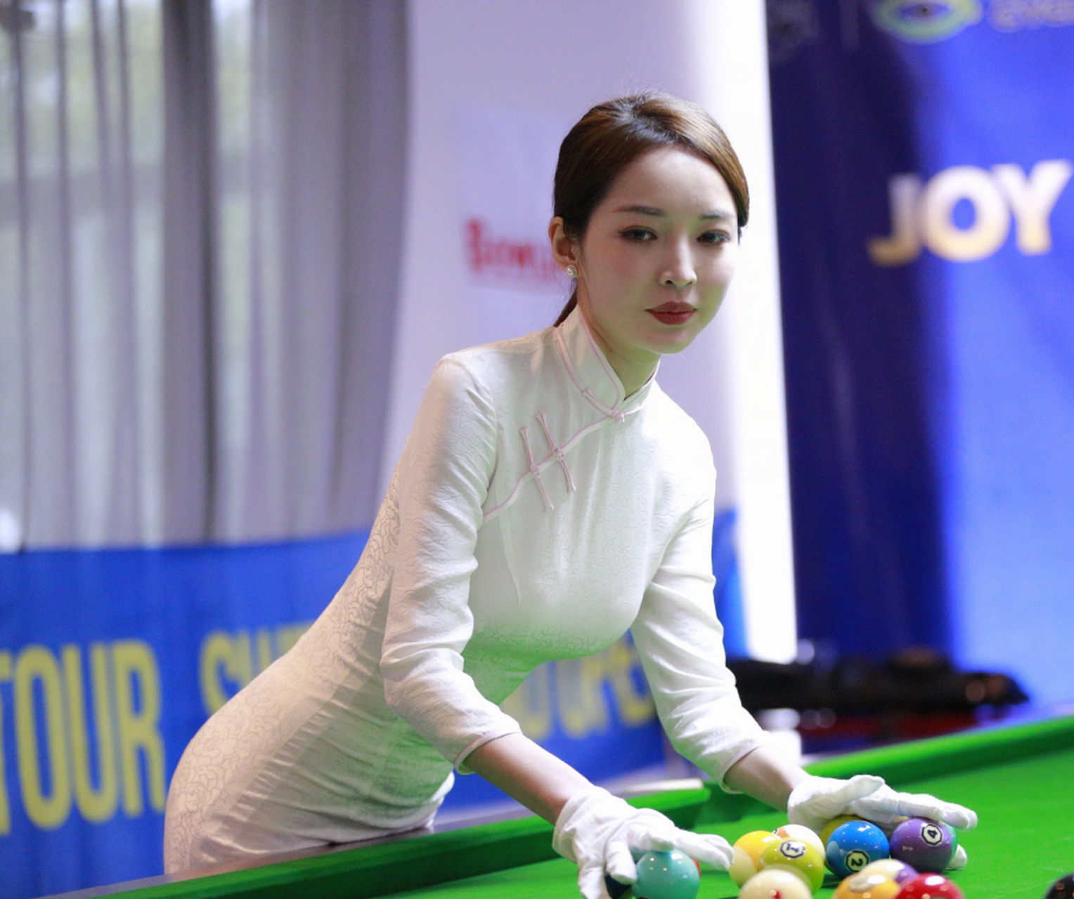 中国台球届九大美女:  1,潘晓婷(世界锦标赛冠军) 2,周婕妤(安利杯史