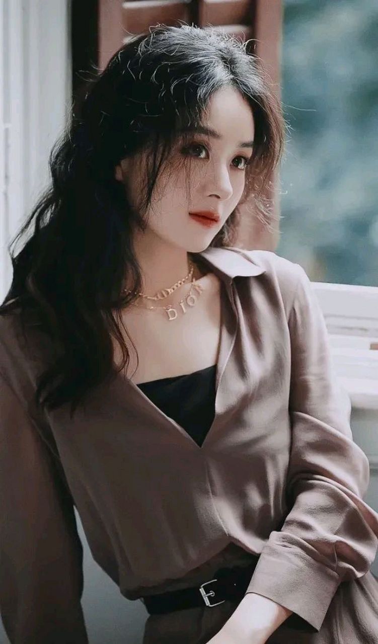 赵丽颖# #如何评价赵丽颖# 赵丽颖出生于1987年,但长相清纯,身体娇小