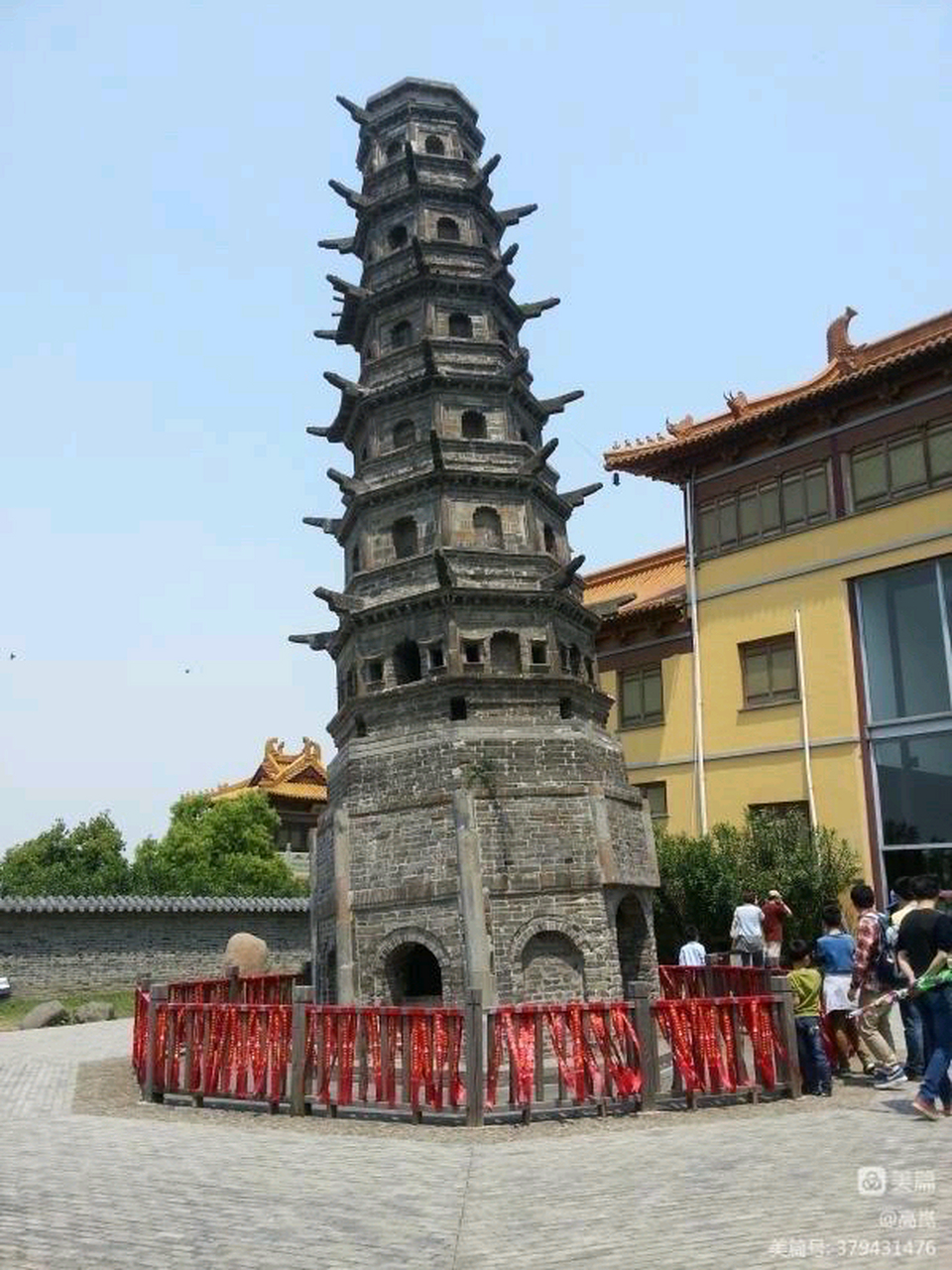 定林寺塔位于南京市江宁区方山西北麓,又叫方山斜塔,塔身向北倾斜7