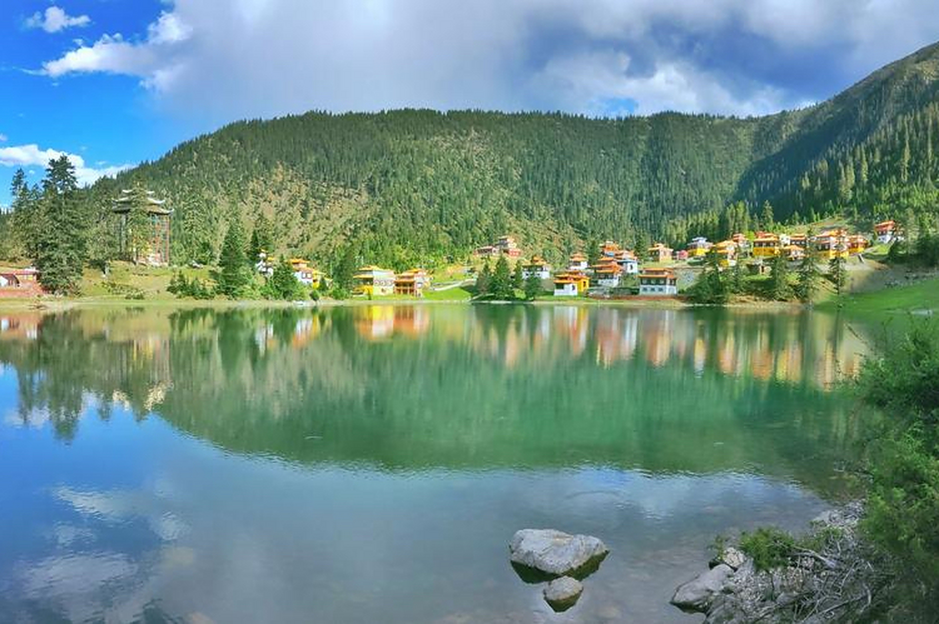 理塘格聂风景区:位于康南理塘县热柯乡境内,占地面积