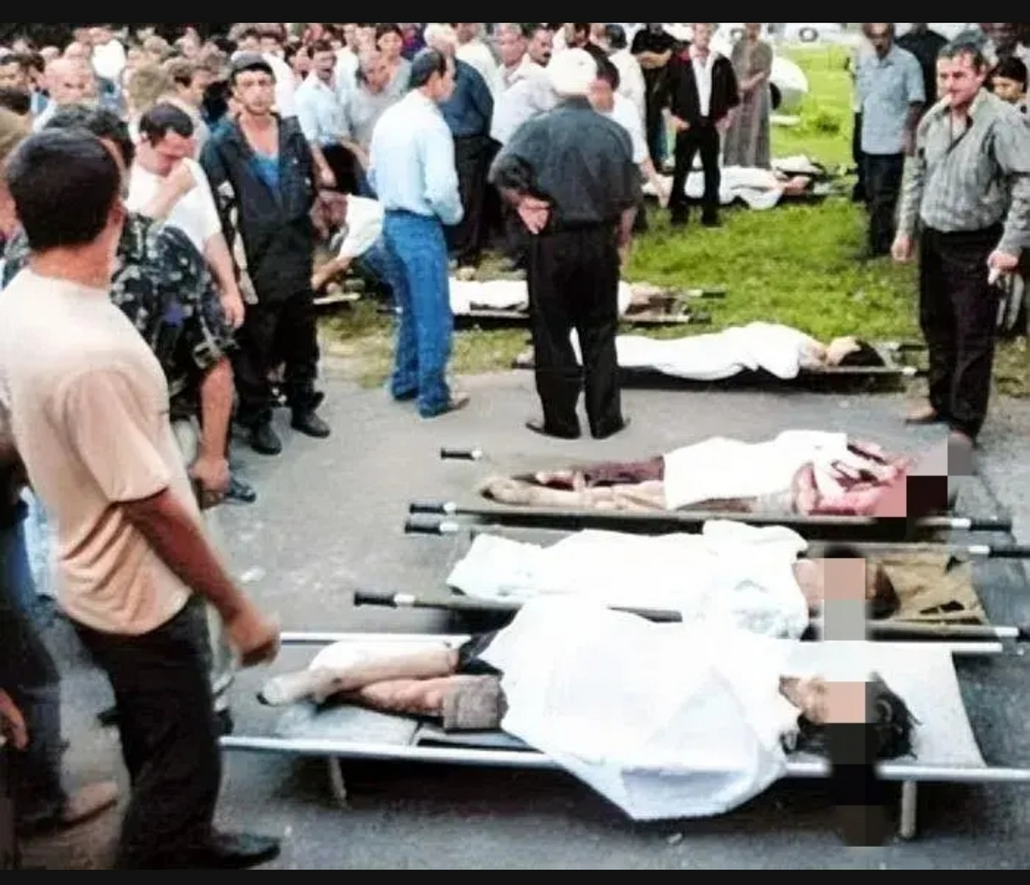 这是2004年,俄罗斯别斯兰人质事件的现场,照片中躺在地上的人,是