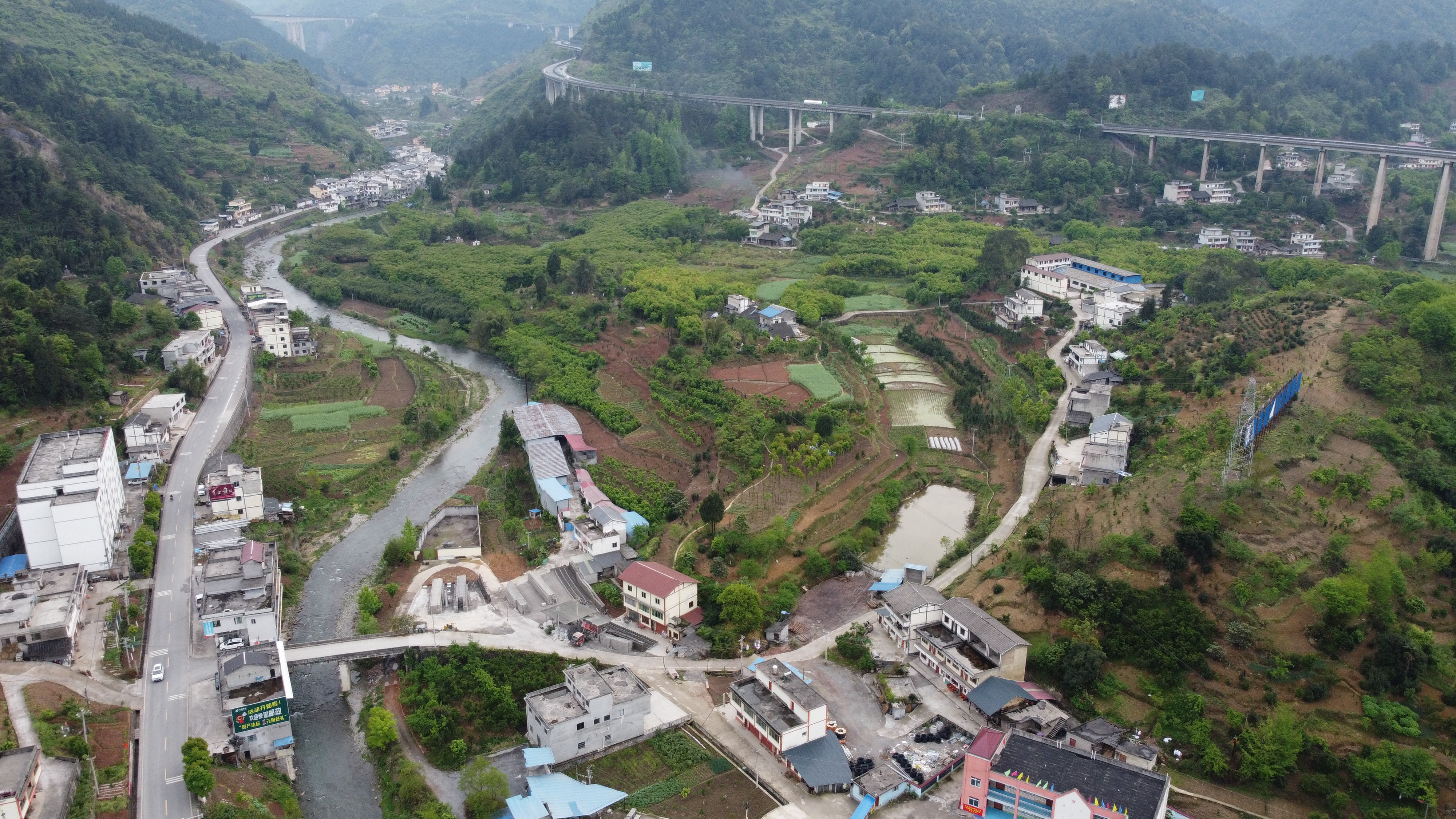 贵州省遵义市桐梓县山坡村玉龙组全景