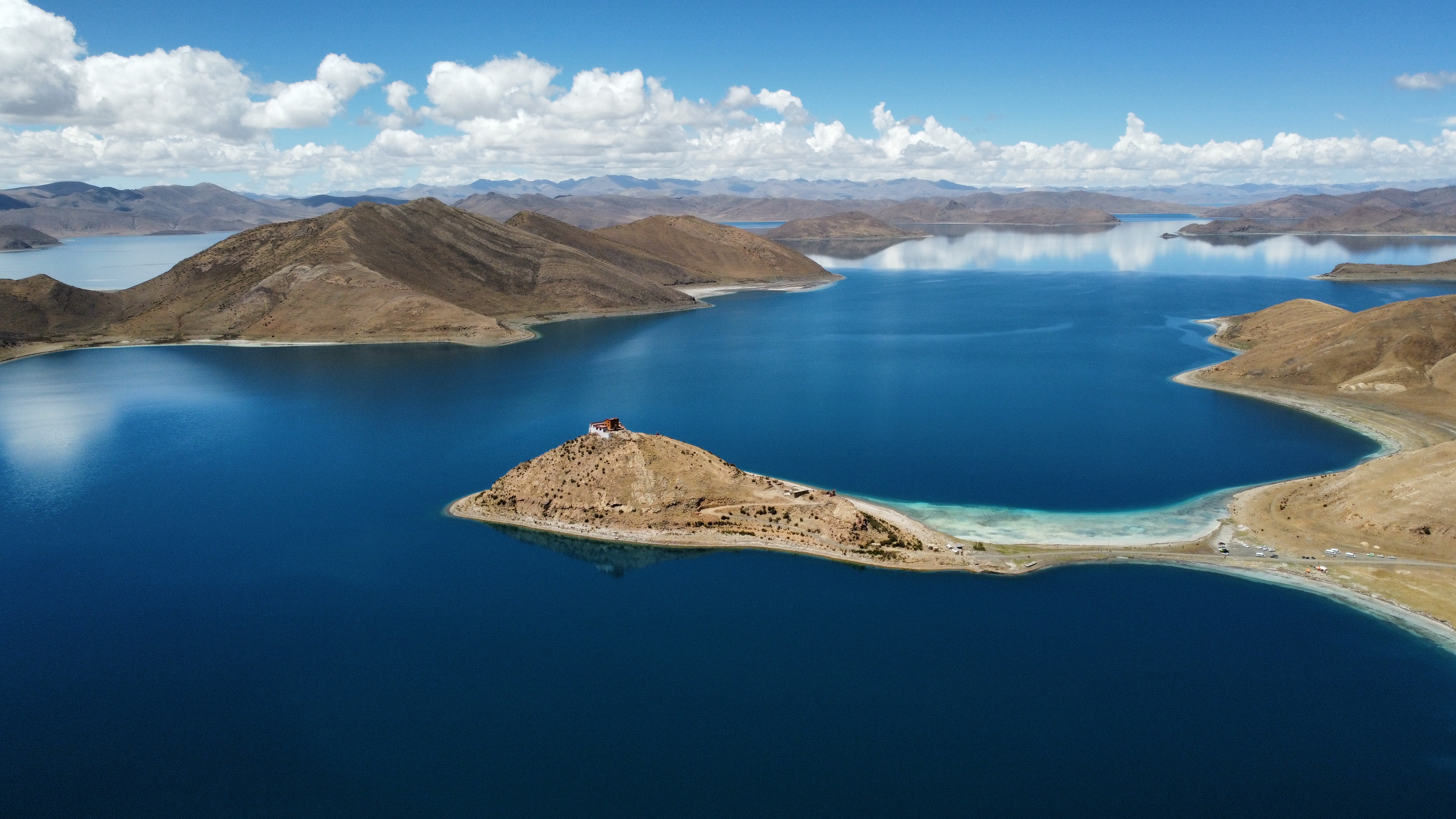羊卓雍措湖中小岛