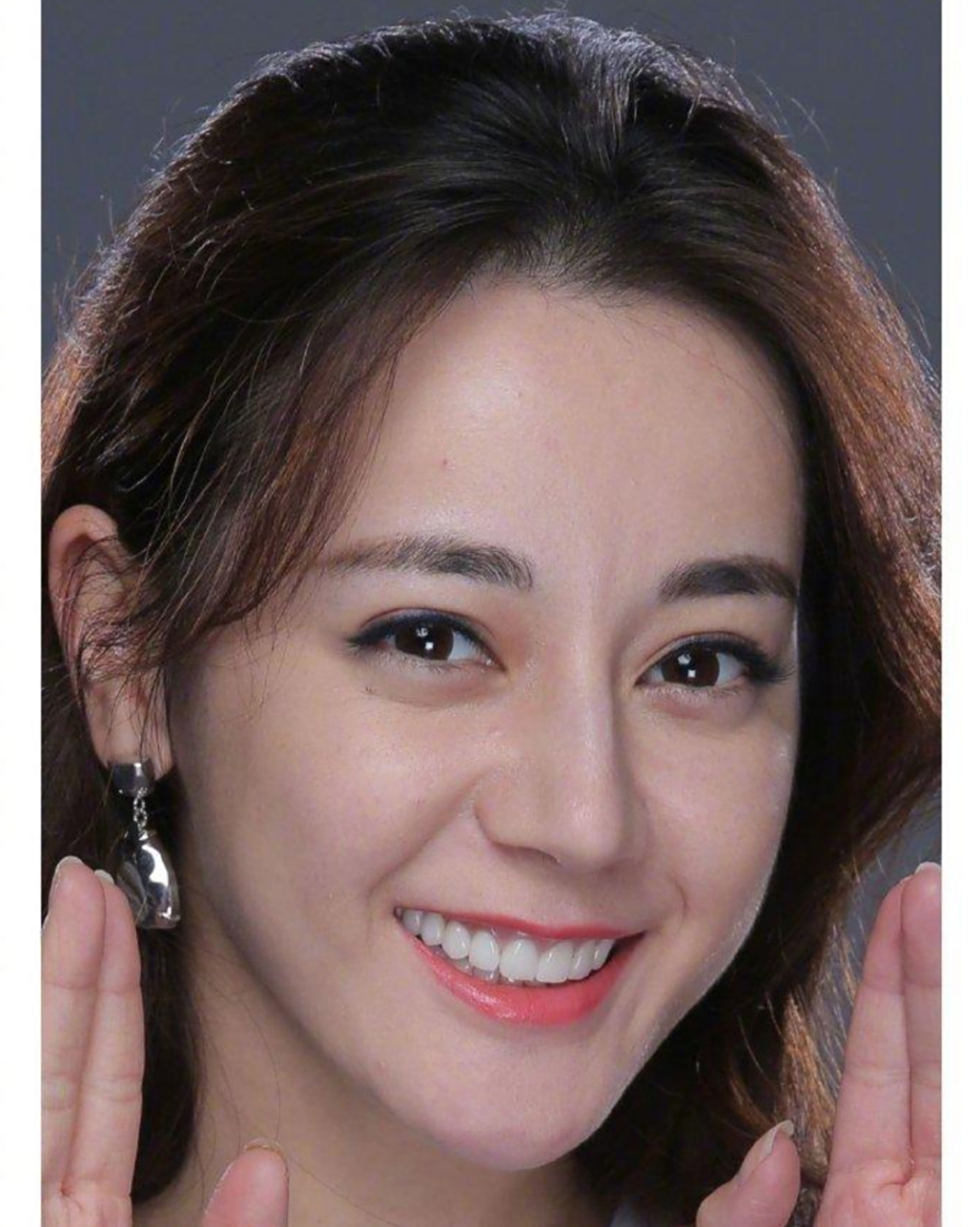 迪丽热巴未修原档生图#  这个生图绝对的怼脸拍,黑粉们有什么问题吗?