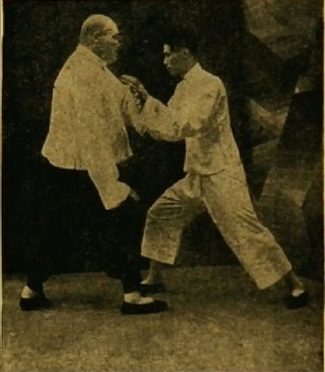 李雅轩太极拳# 这张照片体现出了杨澄甫宗师太极推手的浑厚功夫,松沉