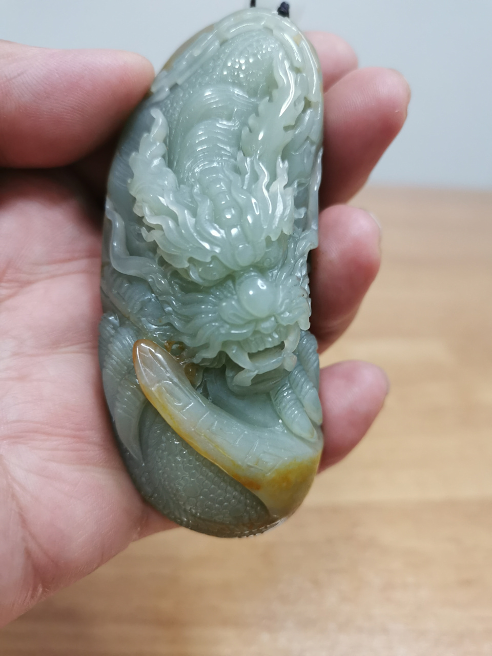 和田玉# #捡石头# #奇石# 带原金皮的一块和田青玉雕刻件,收藏级列行