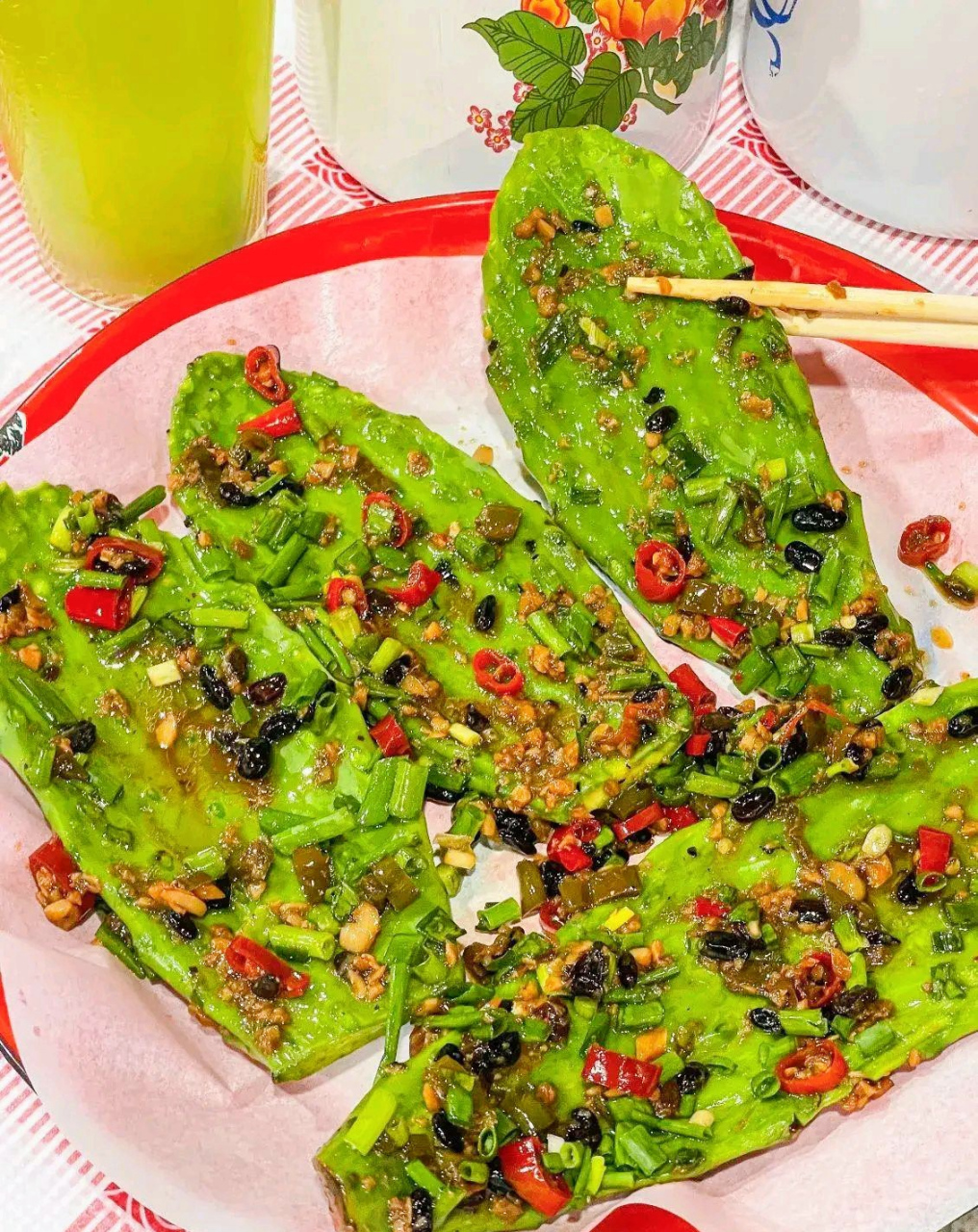 麻辣凉拌仙人掌,看起来还不错,你敢吃吗?  #趣图搞笑