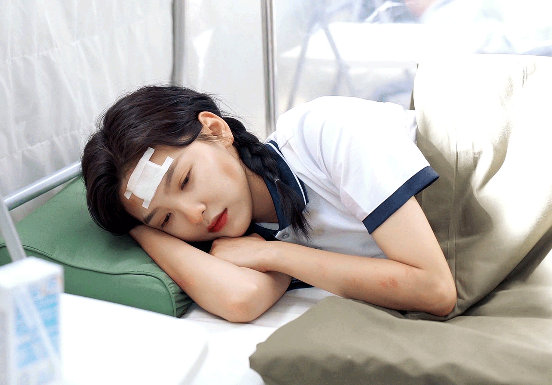 章若楠 x 徐来  徐来这套校服眼前一亮,青春脏脏包,清纯疼痛有点梦回