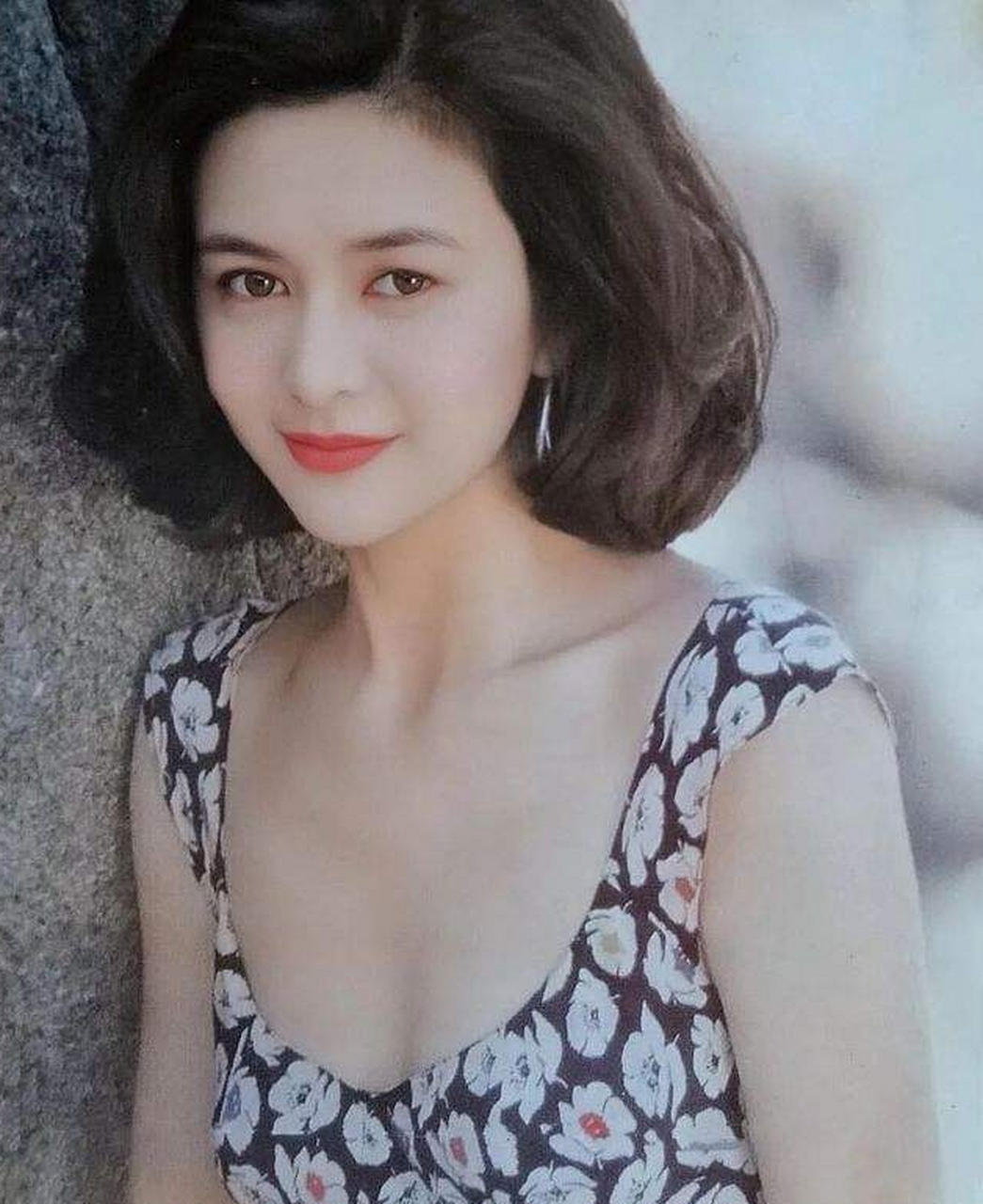 关之琳黑白碎花裙