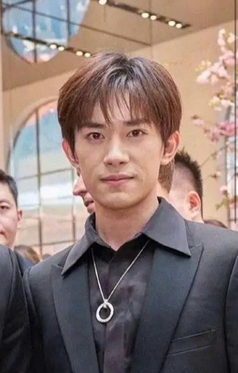 易烊千玺的生图真的一言难尽,都是和他合照的人发的,肯定不存在恶意p