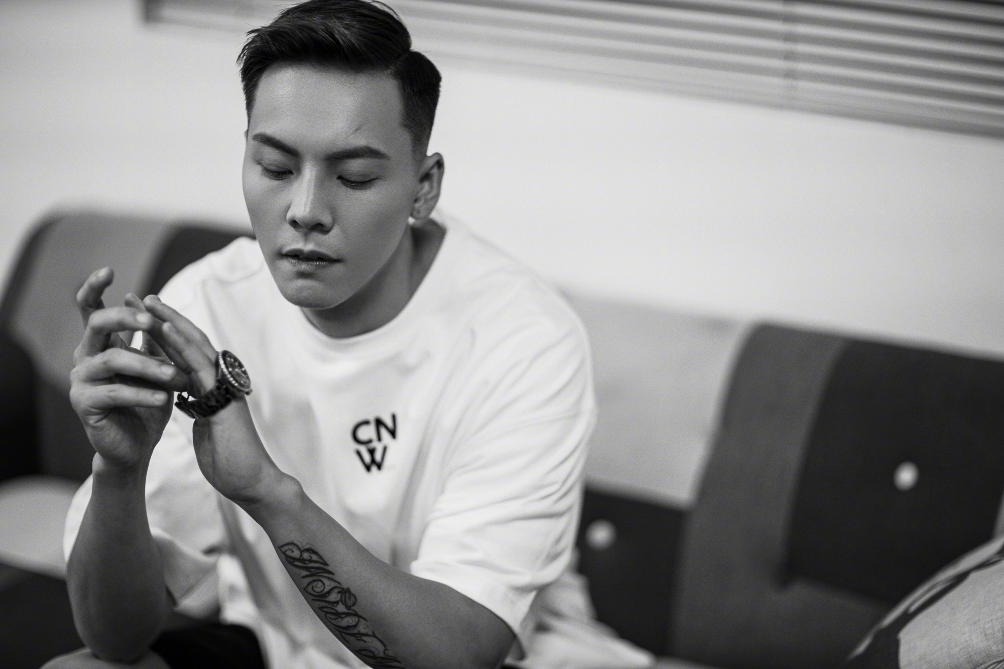 陈伟霆黑白写真,男性荷尔蒙爆棚,也太帅了吧