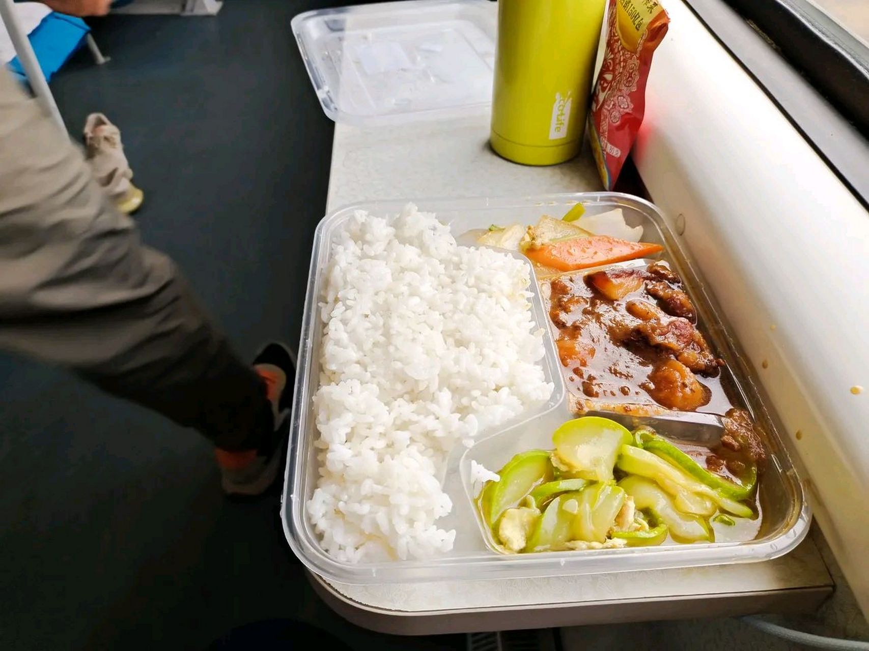 火车上的盒饭不好吃还贵,这是从上海发车开往东北的列车.