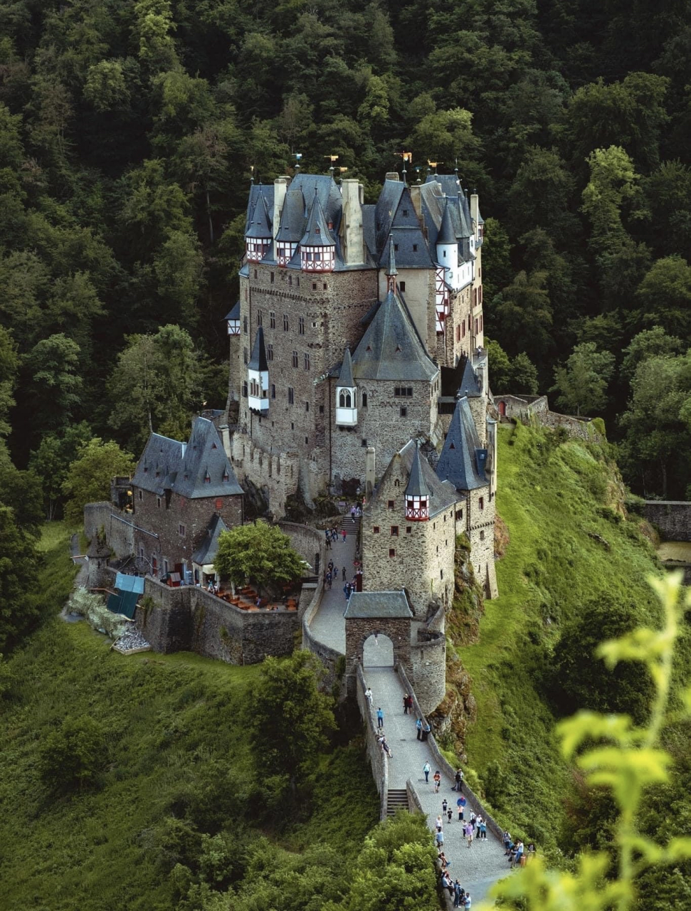 城堡外观壮观,内部装饰