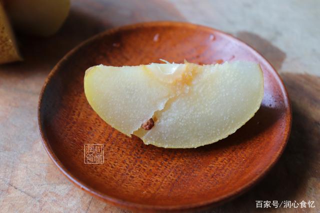 寒露節氣前後晝夜溫差大,氣候乾燥,吃花椒燉雪梨嗓子舒服不犯咳