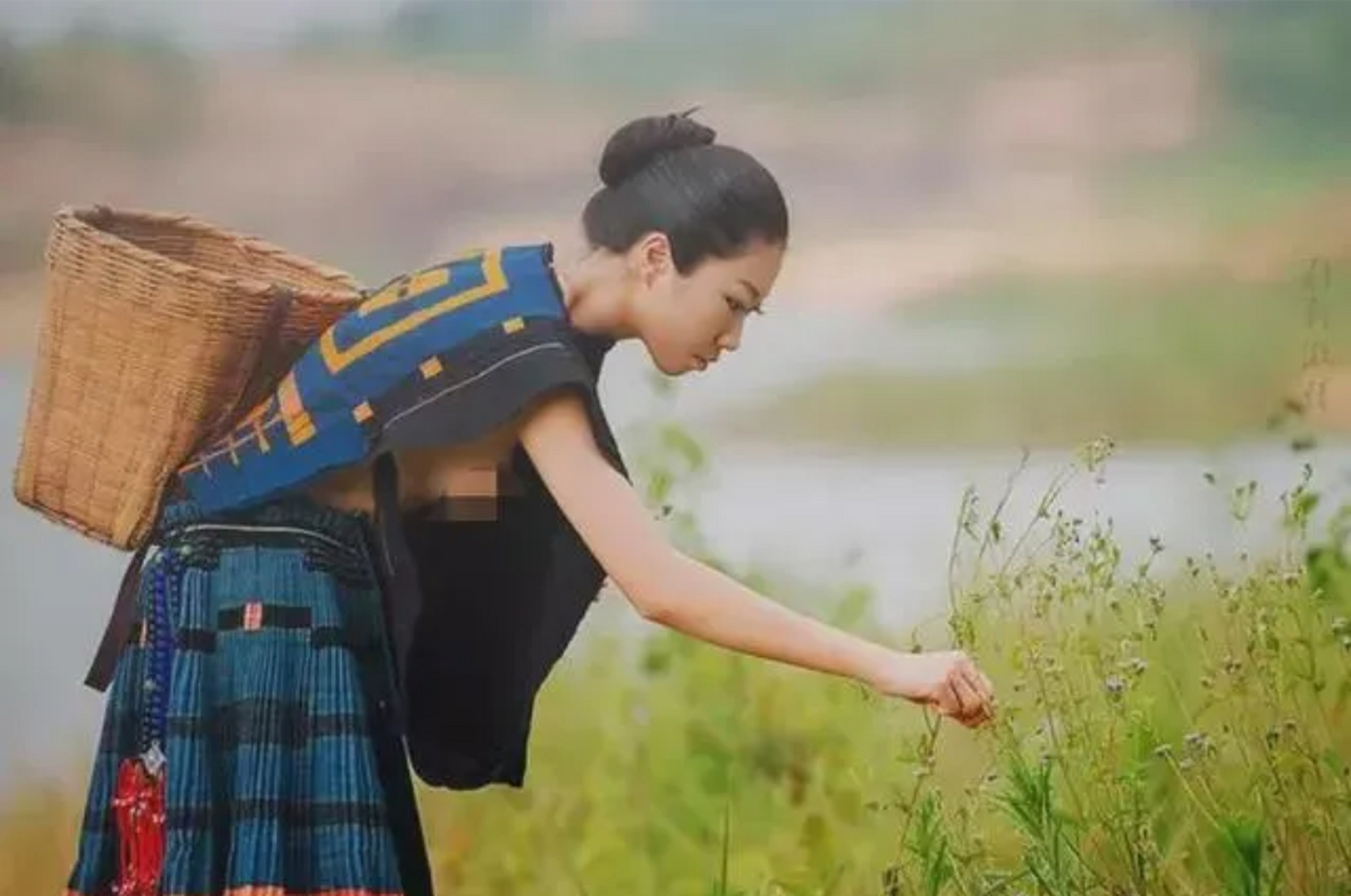 这是一名美丽的白瑶族女性所留下的一张罕见照片.