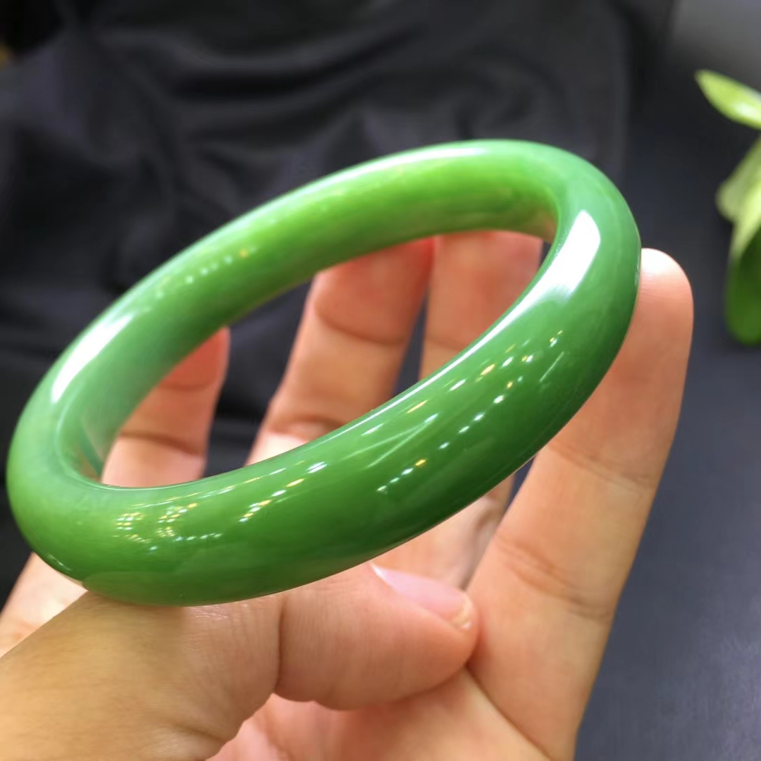 和田碧玉手镯阳绿色颜色漂亮