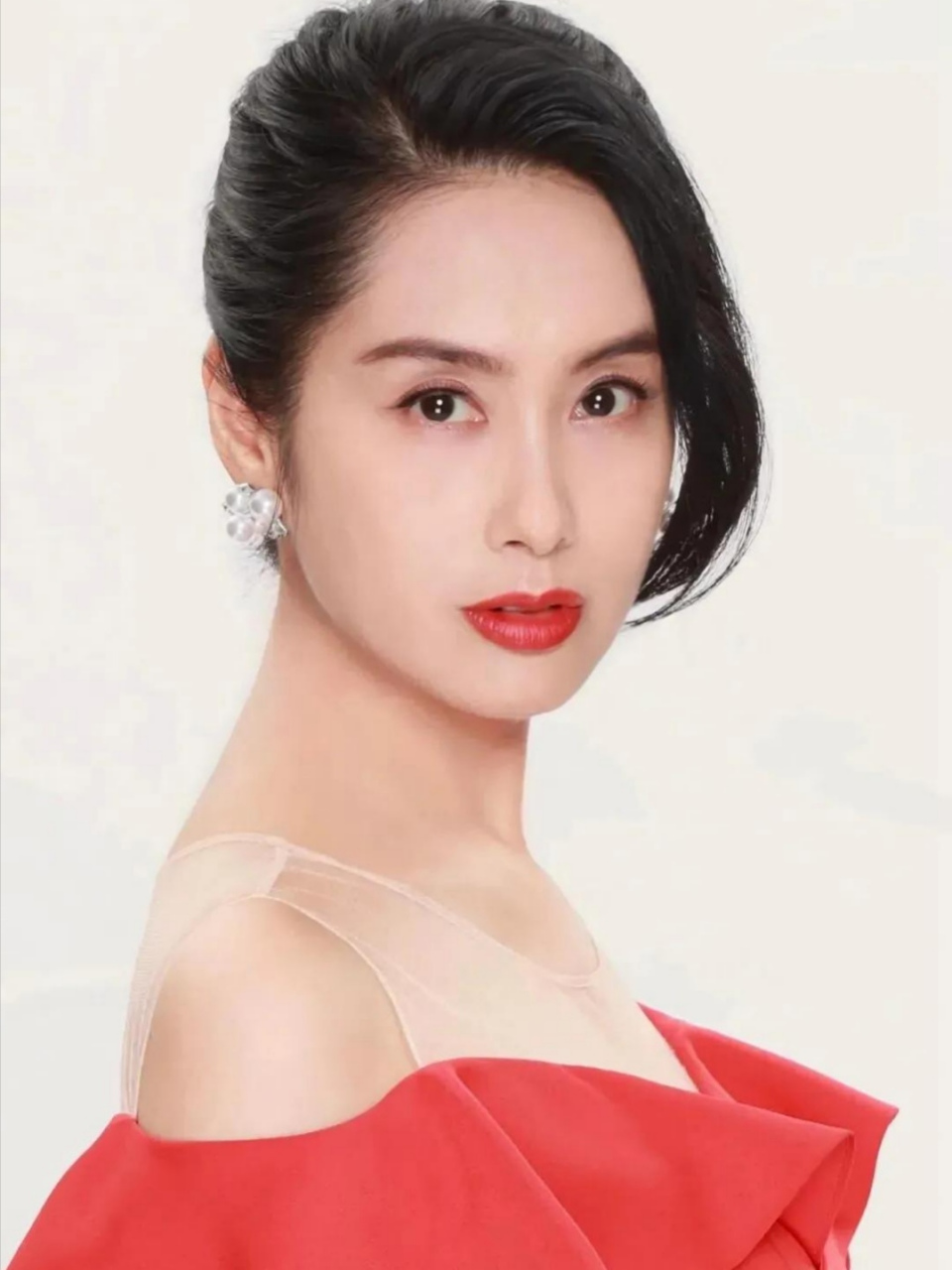 [鲜花][鲜花][鲜花]朱茵简约大气,有时候还能展现出女性身材的魅力