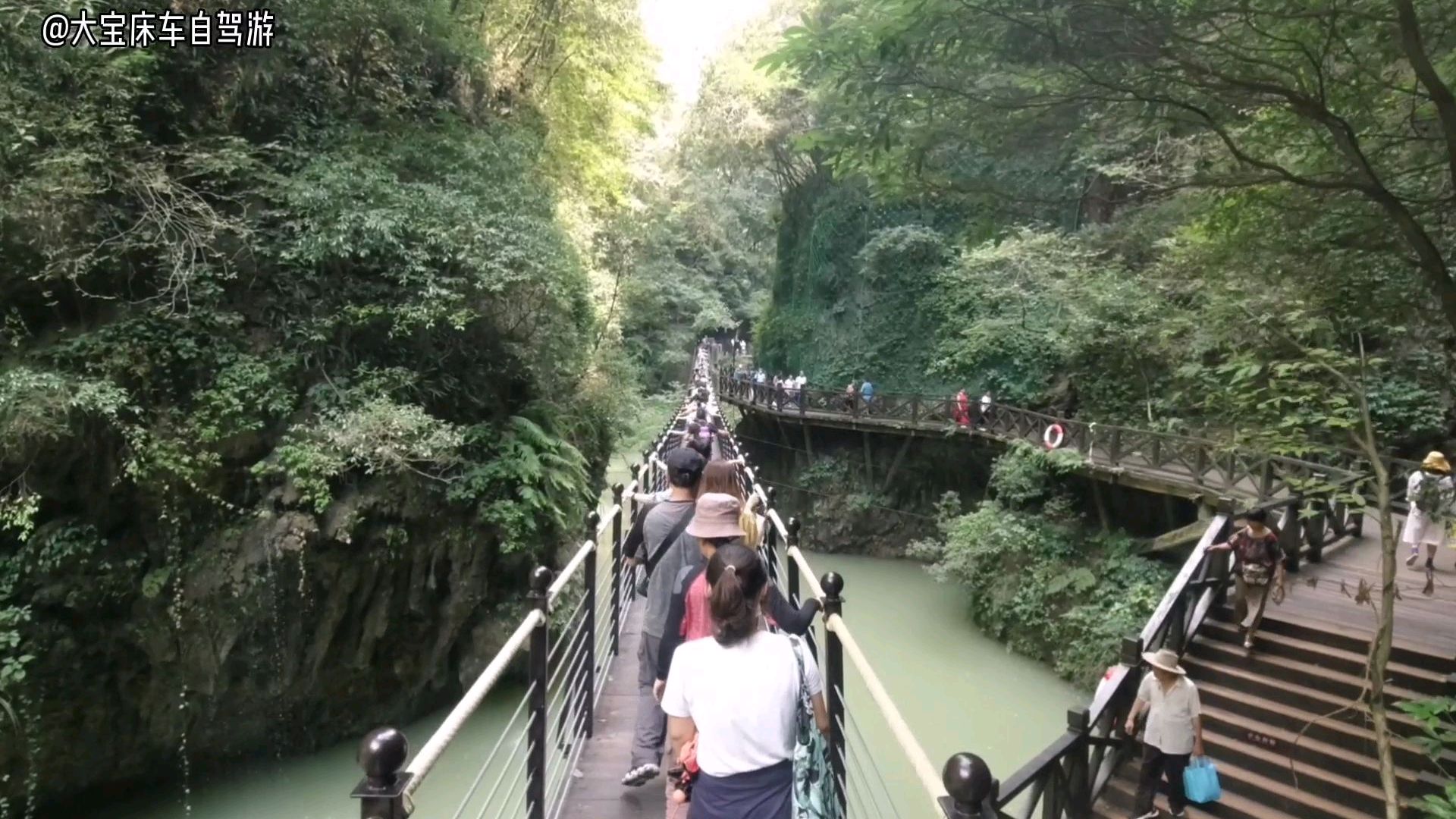 索桥摇摇晃晃,行人颤颤巍巍,大宝带你游三峡大瀑布(2)