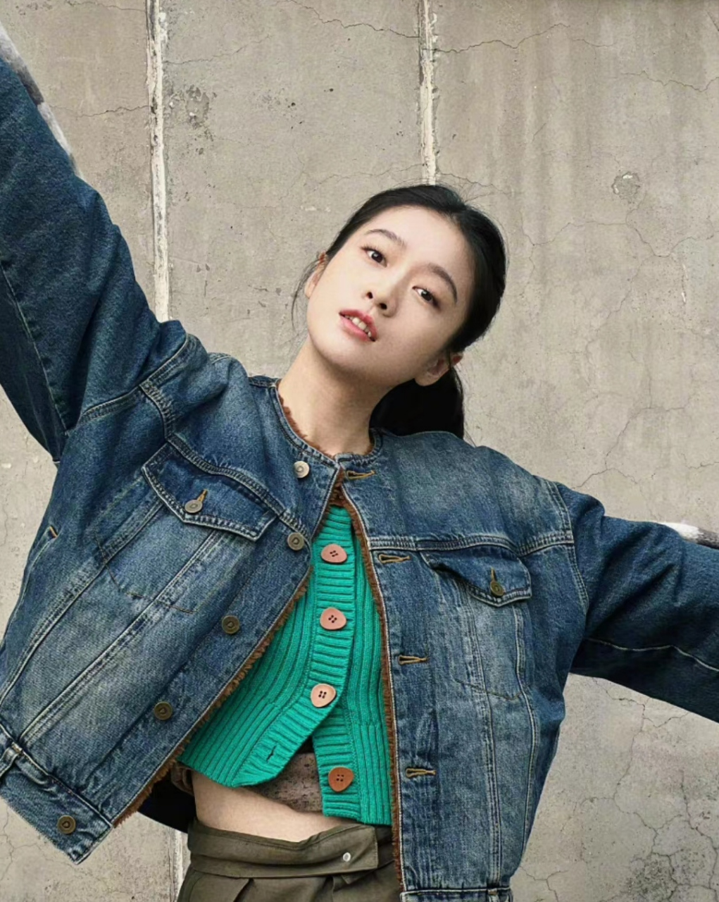 张雪迎晒近照,梳高马尾仿佛回到了她大学时期,阳光有活力,她的那碗