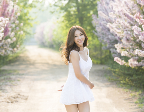 女明星被占便宜瞬间!杨幂被郭敬明揩油,刘亦菲遭群演咸猪手