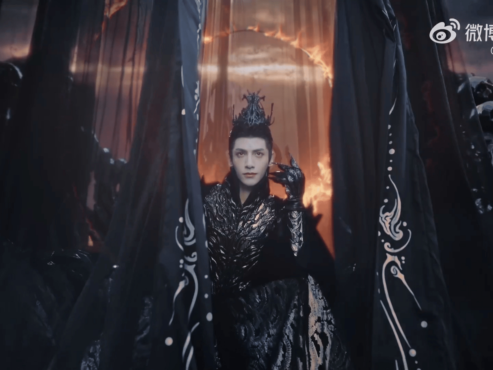 喜欢前者的魔尊,年轻帅气魔气重,王鹤棣本人和霸道总裁男主蛮贴合的