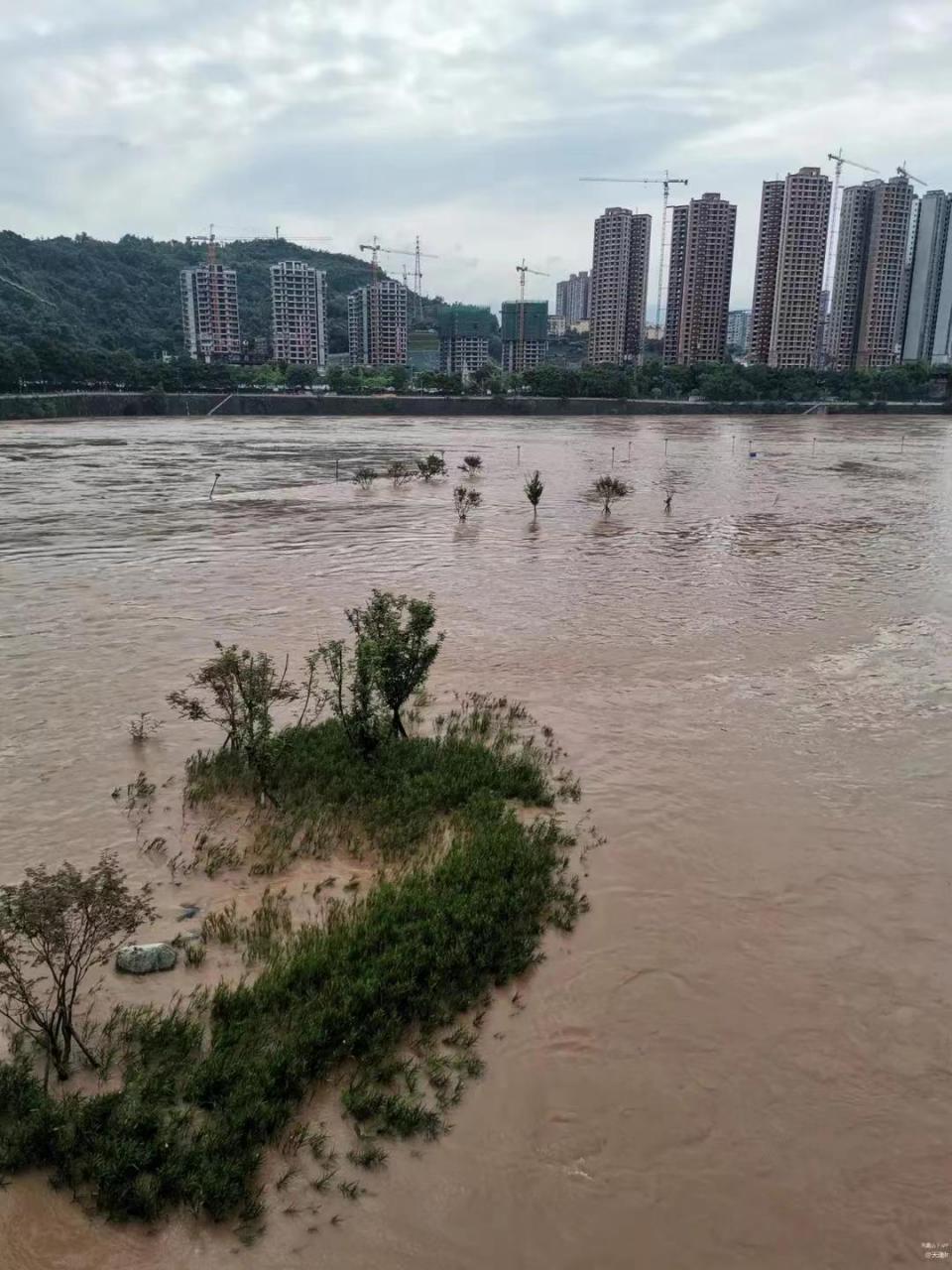 四川达州突降暴雨:汽车驾驶位被淹没,河流水位暴涨接近桥面 - 四川