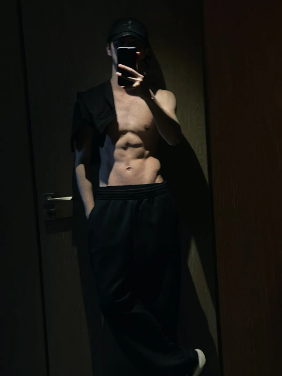 许凯大秀肌肉照表示想吃汉堡! 粉丝表示大饱眼福.