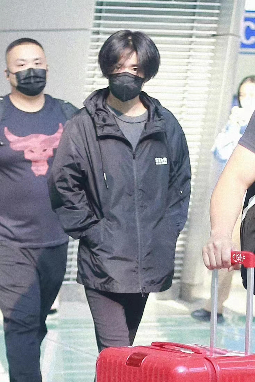 低调的灰色卫衣黑裤子,难为粉丝们还能认得出来[比心] 易烊千玺每次