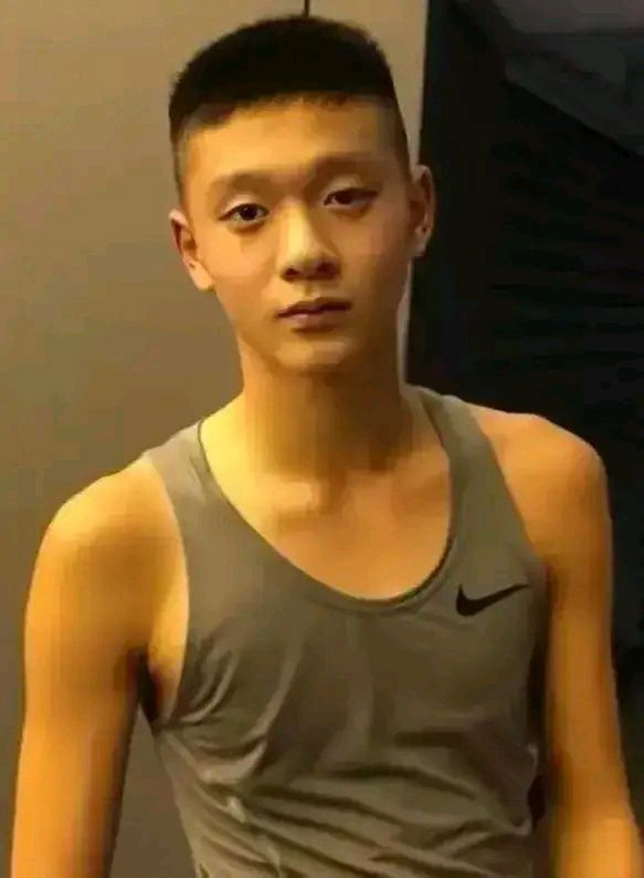 香港已故知名女星陈宝莲的儿子邱煌祎长成大帅锅了.