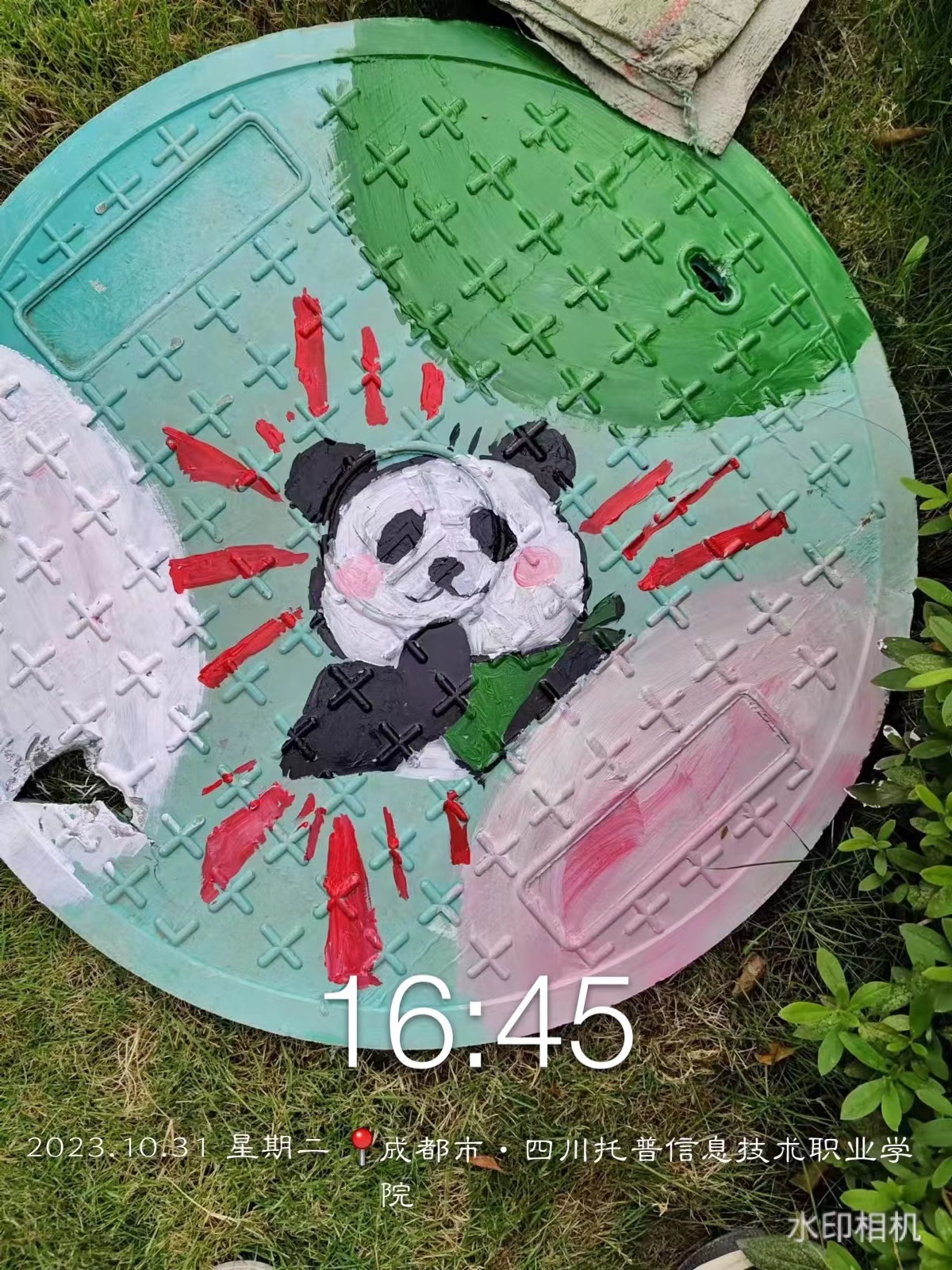 快来一起看看,发现了很多井盖上面的插画,最喜欢这个熊猫,给这些志愿