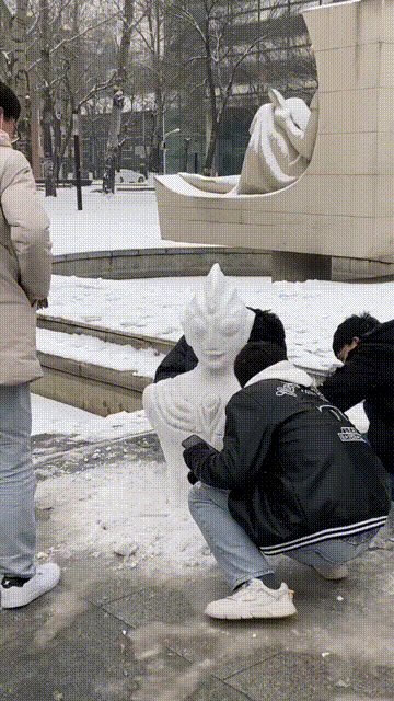 一脚给它踹了[捂脸]不知道用雪堆出来的奥特曼相信光吗?还是怕阳光?