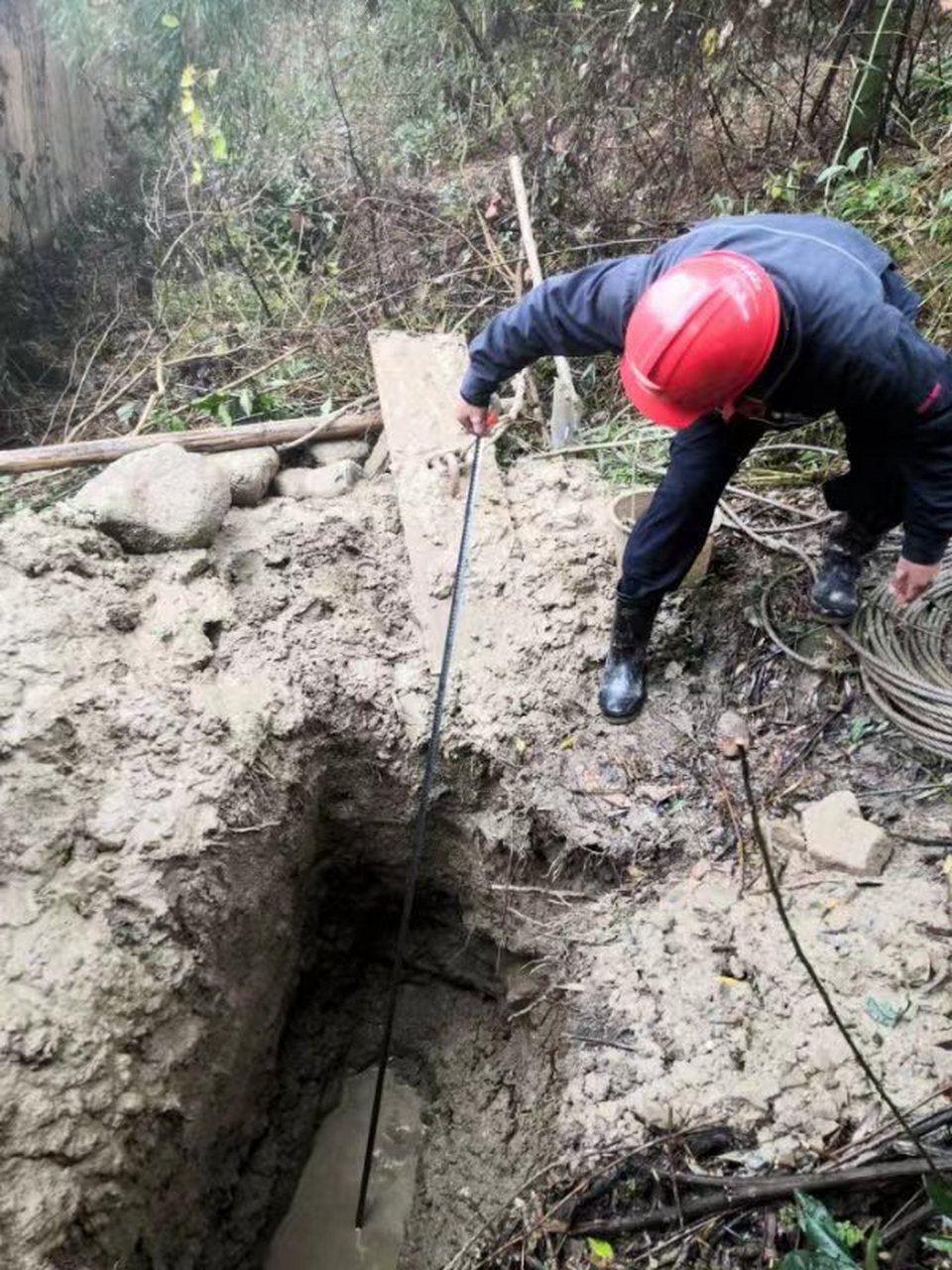 暴雨刚过,地锚坑深度验收还是不能松懈,保证施工安全.