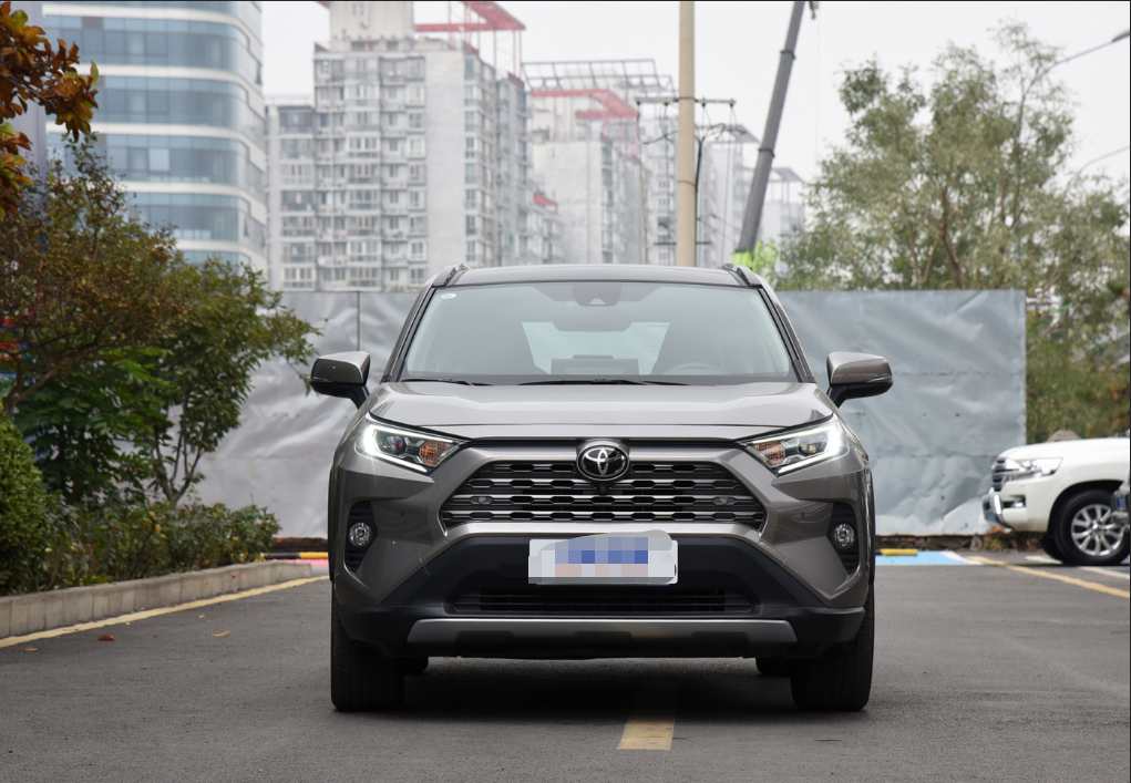 18万起,2023款丰田荣放来袭,2.0l/2.5l混动 cvt,新增越野套件