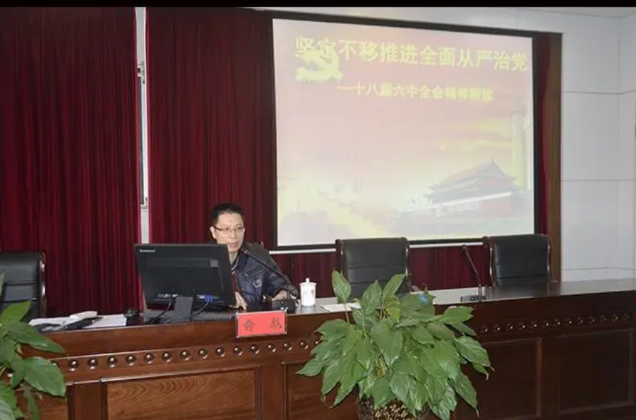 党面临的具有长期性和复杂性的考验包括?