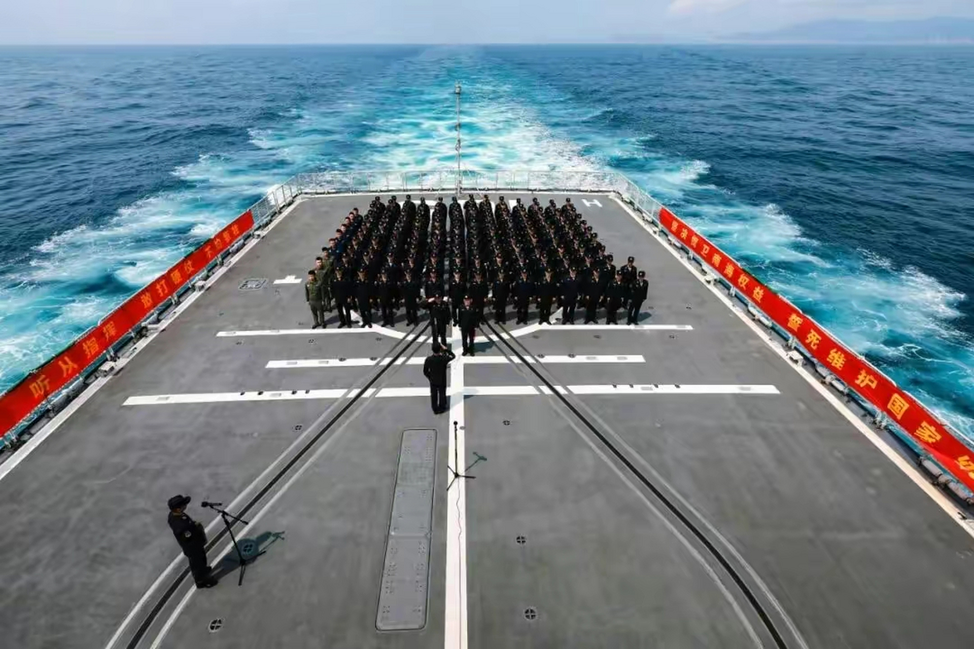 055大驱"大连"舰的直升机甲板还是很宽敞的,百多号人列队都还显得游刃