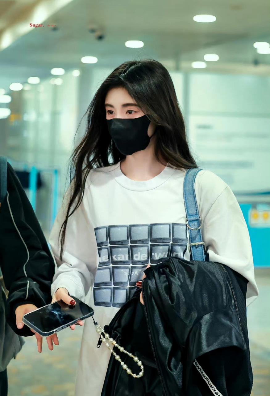 鞠婧祎机场造型又酷又甜,戴墨镜很帅!