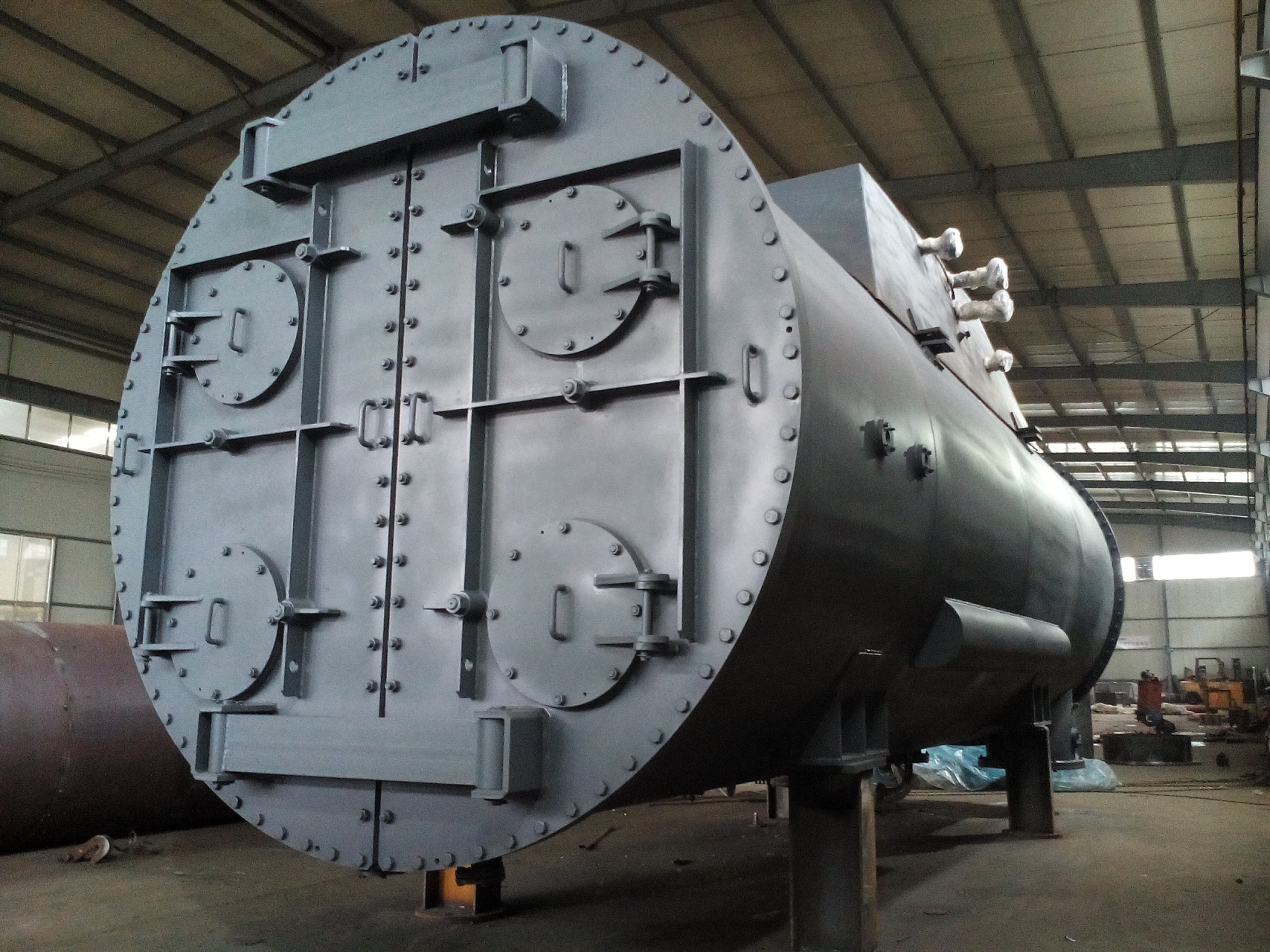 汽轮机的辅助设备 ——凝汽器  汽轮机的主要辅助设备包括凝汽设备(凝