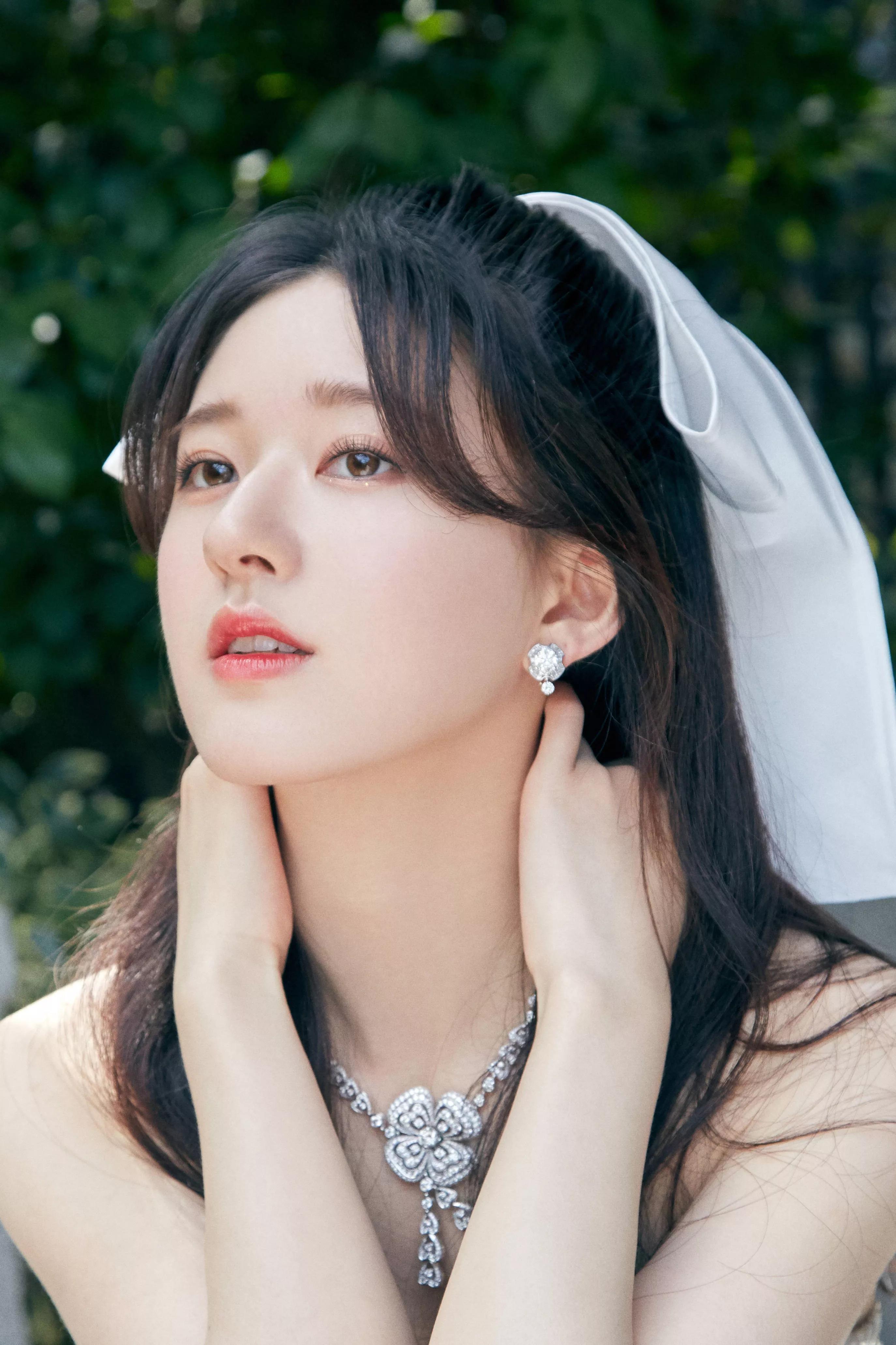 美女明星赵露思,肤白貌美,俏丽多姿