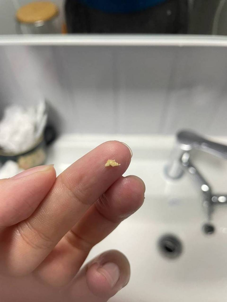 才用不到一个多月,刷的时候掉了好几次这种牙结石,牙齿对比白很多