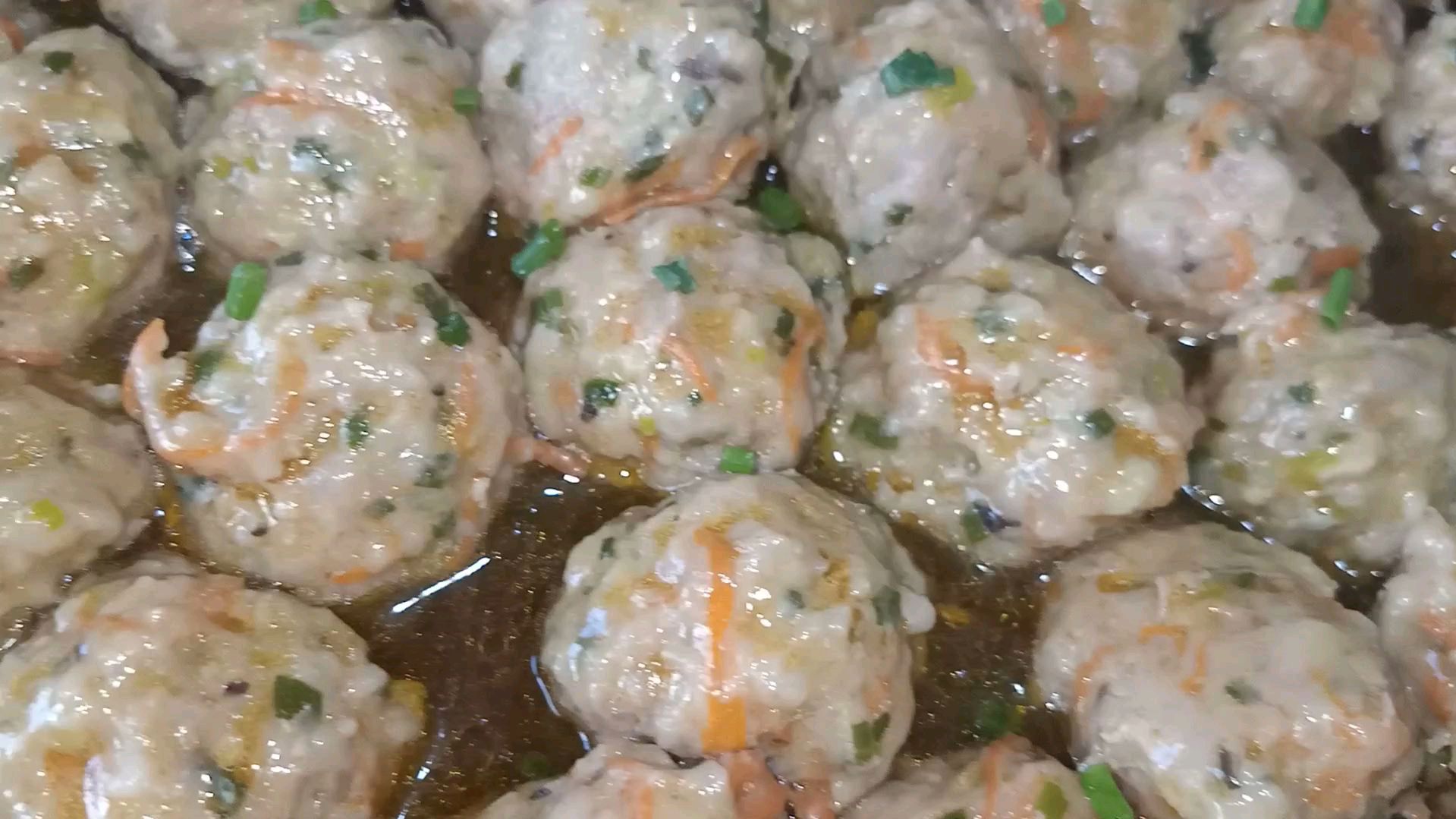 大厨教你这样做清蒸丸子,加入这几样,丸子更鲜嫩好吃