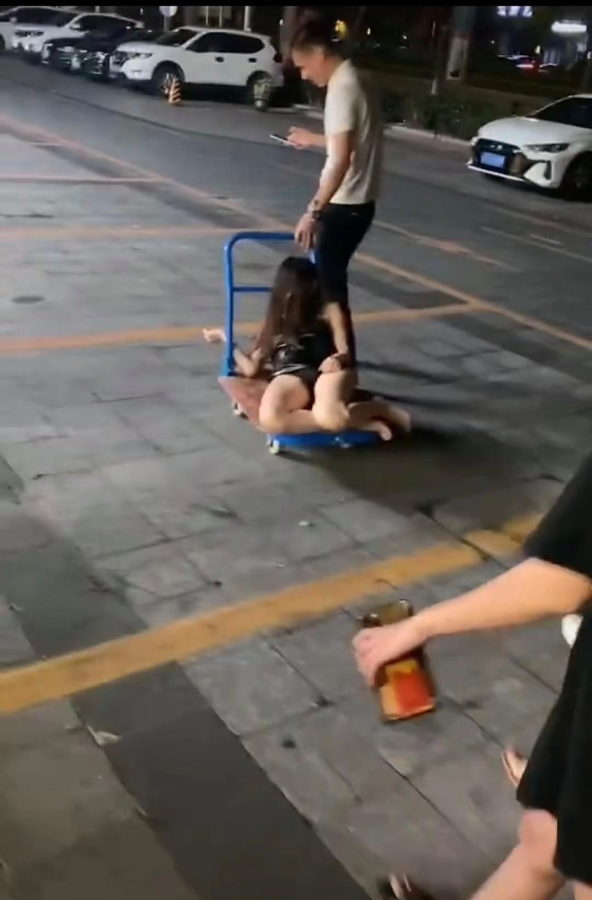 第一章:坐在拖车上的醉酒小姨子  第二章